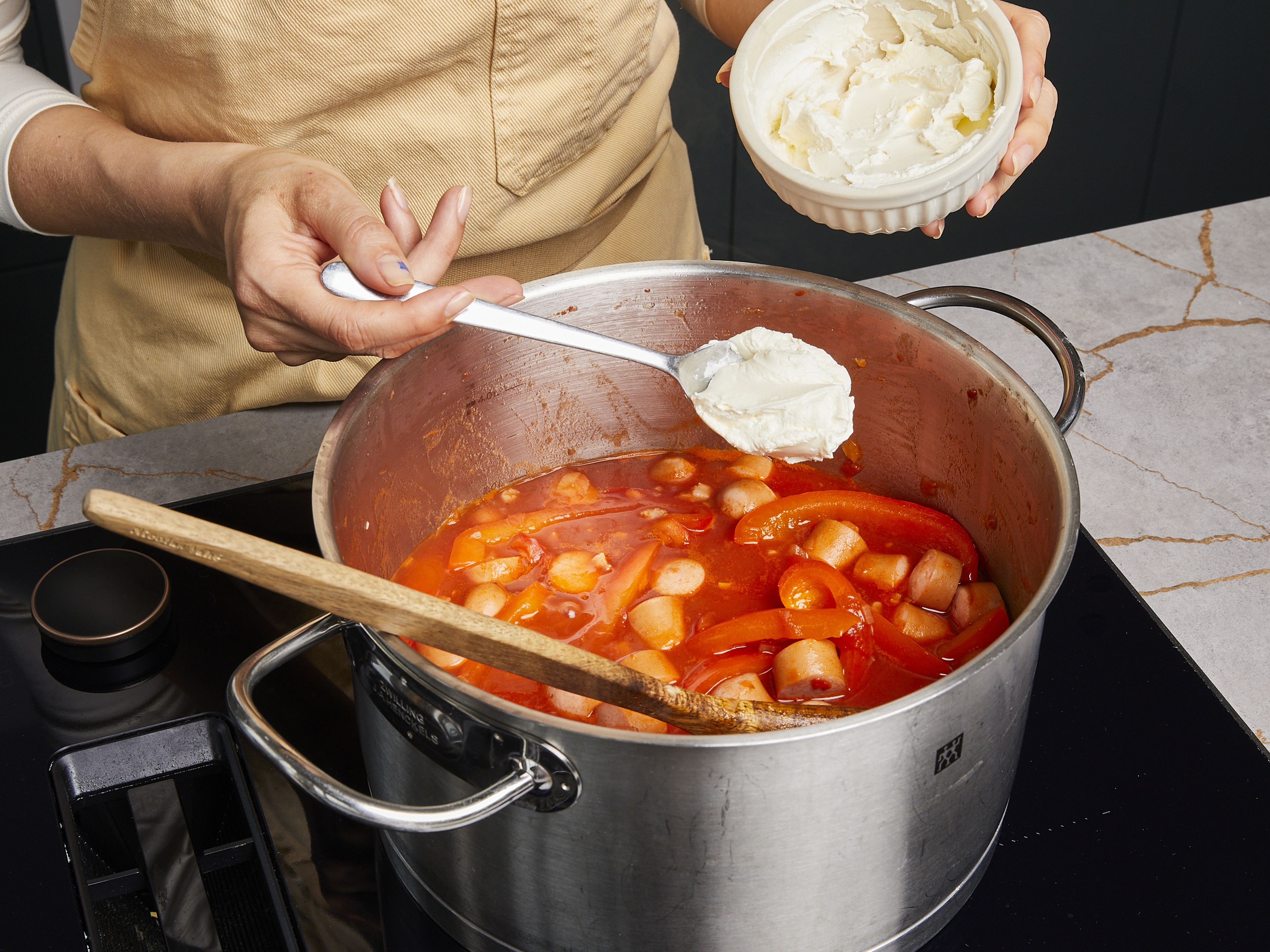 Thymian herausnehmen, einen Esslöffel Crème fraîche einrühren und mit Salz und Pfeffer abschmecken. Bei Bedarf mit einer Mischung aus Speisestärke und Wasser andicken und erneut zum Kochen bringen. Mit mehr Crème fraîche, Petersilie und Lieblingsbeilagen servieren.