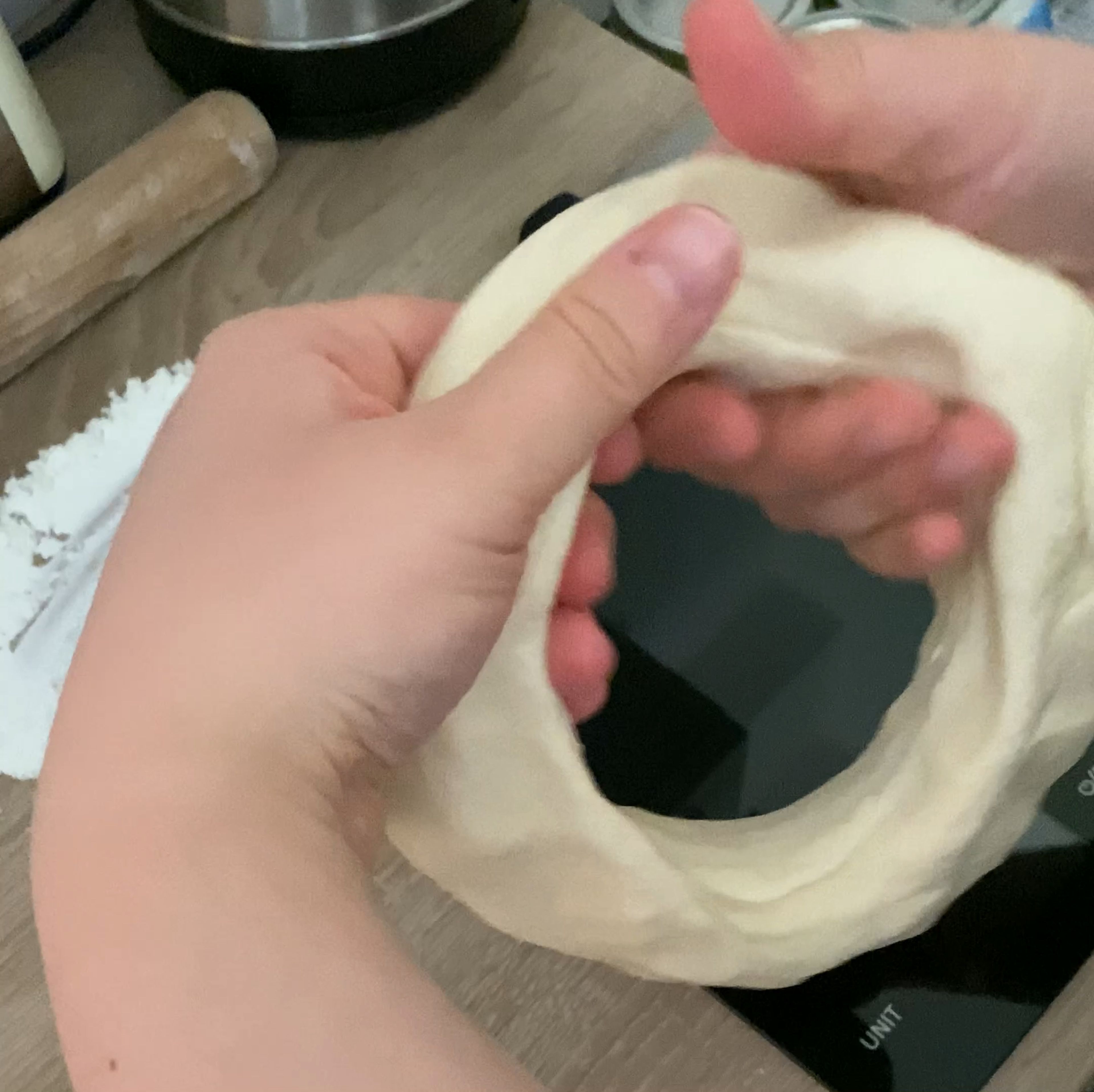 Nach den 15 Minuten kann man den Teig rausnehmen und ein Loch in der Mitte formen, sodass man mit den Händen einen Ring formen kann.