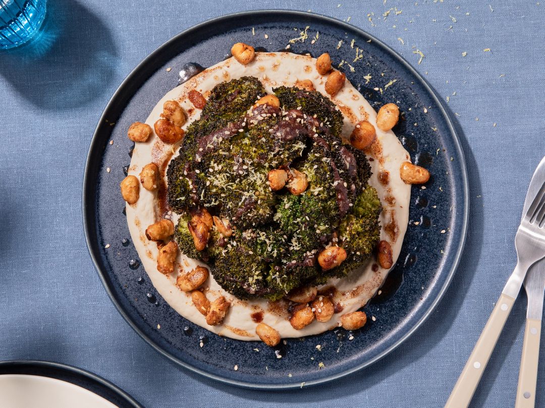 Ganzer gerösteter Brokkoli mit Bohnen-Hummus und Sumach-Butter