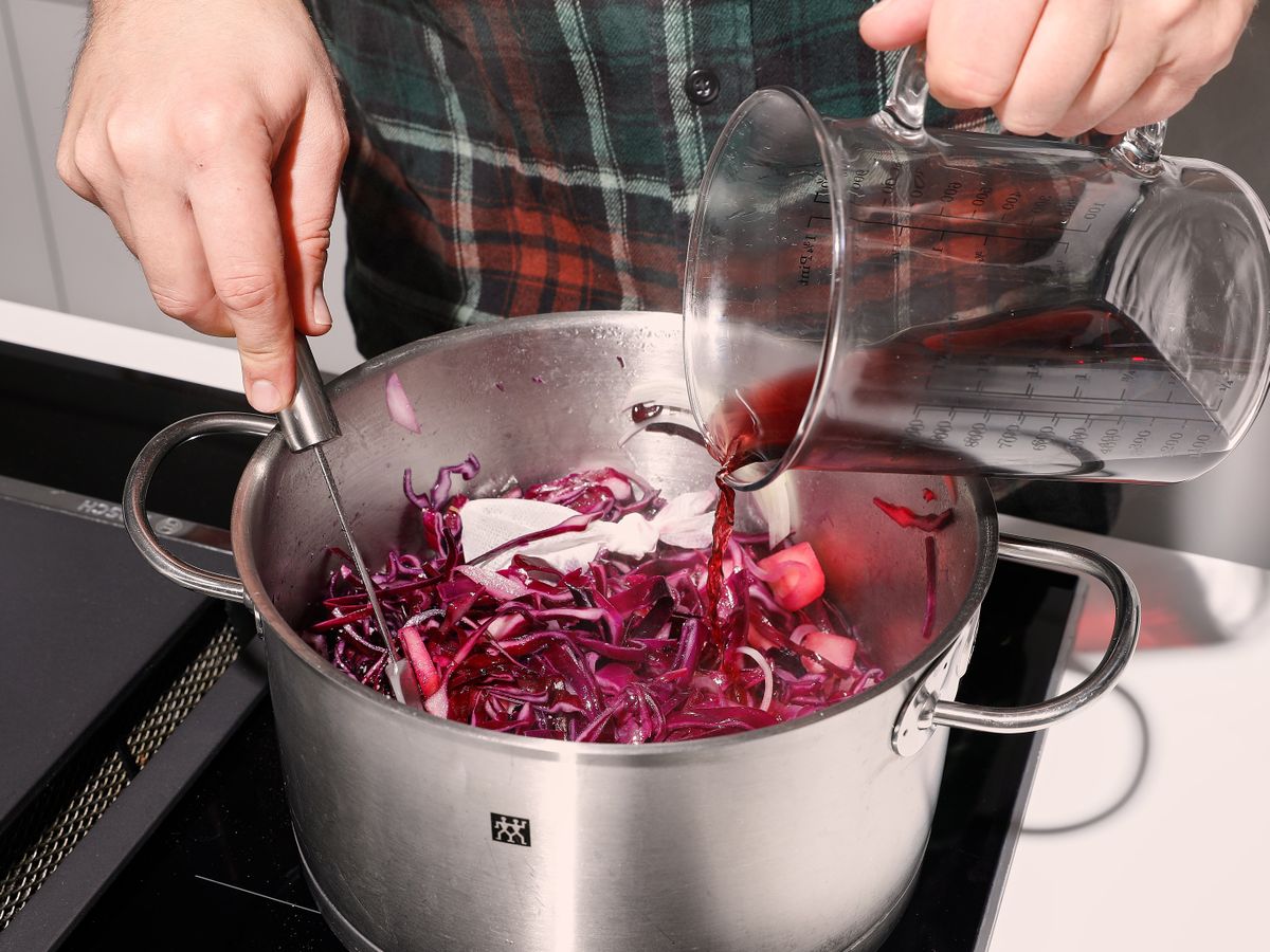 Klassischer Rotkohl mit Äpfeln | Rezept | Kitchen Stories