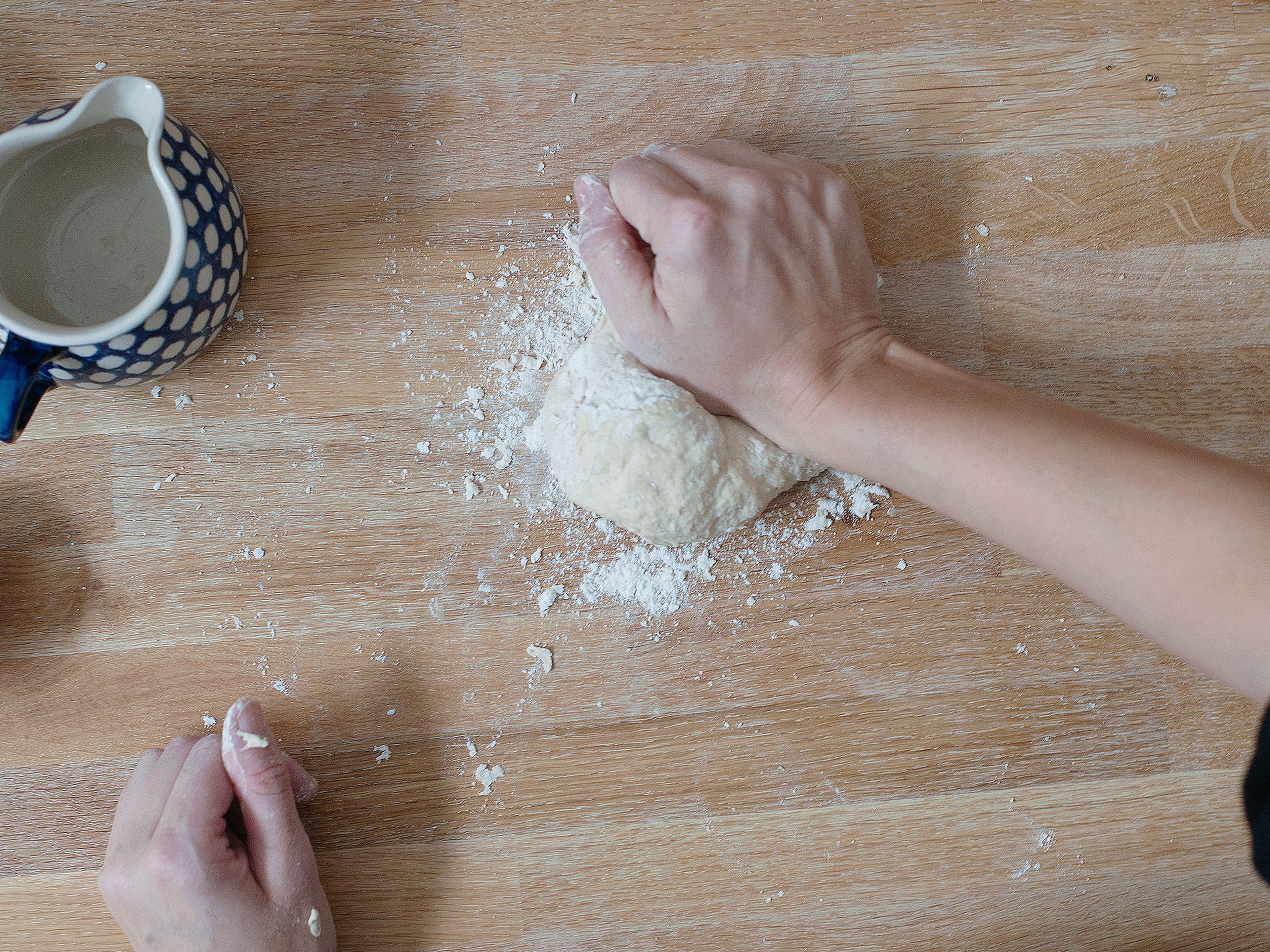 Ofen auf maximale Temperatur vorheizen (230°C – 300°C) und Pizzastein, falls vorhanden, in den Ofen legen. Alternativ das Backblech schon beim Vorheizen im Ofen lassen. Mehl und etwas Salz sieben und in einer großen Rührschüssel mit Olivenöl und lauwarmen Wasser ca. 5 Min. zu einem geschmeidigen Teig kneten.