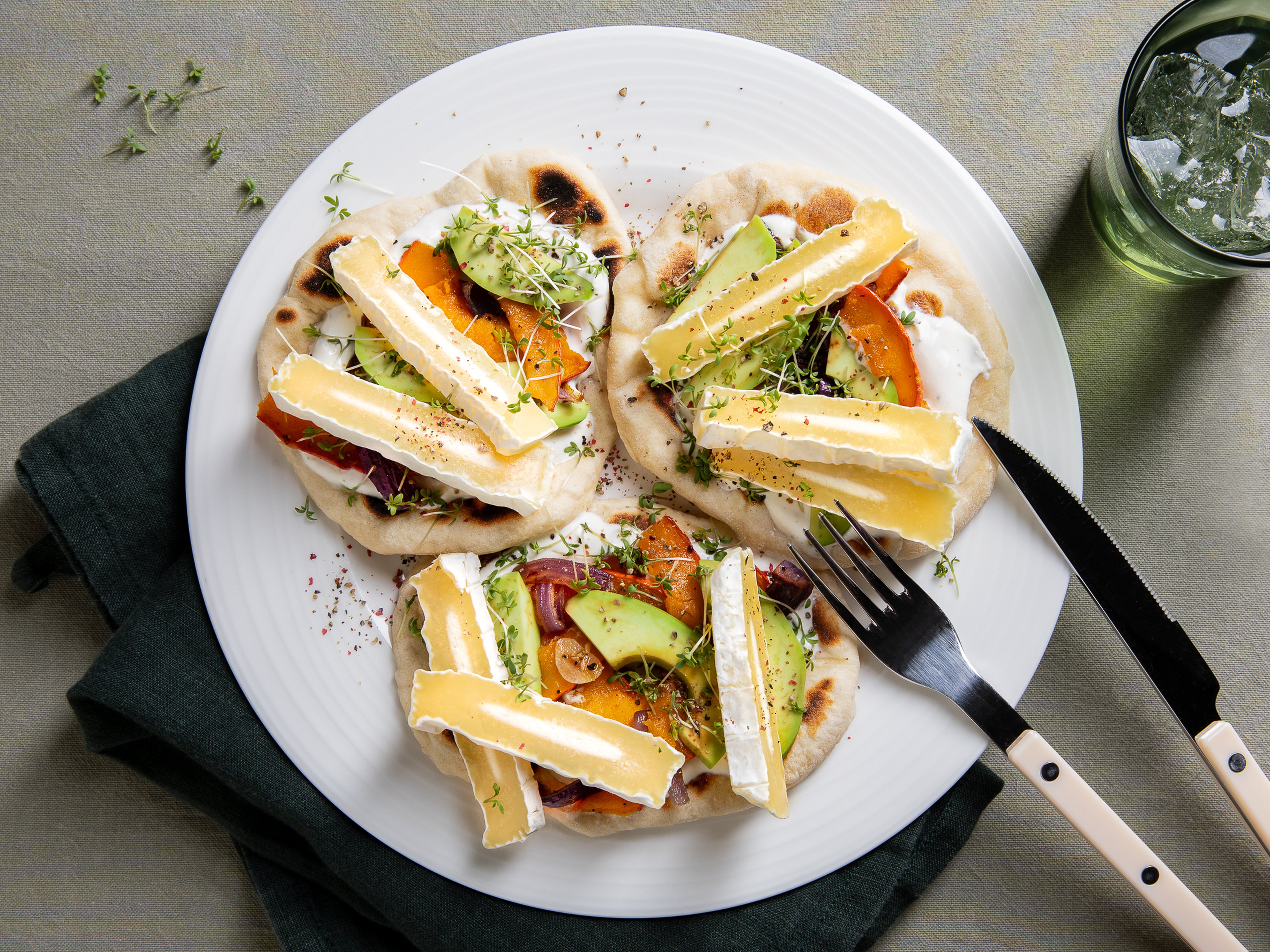 Knusprige Fladen mit Kürbis, Avocado & Quäse