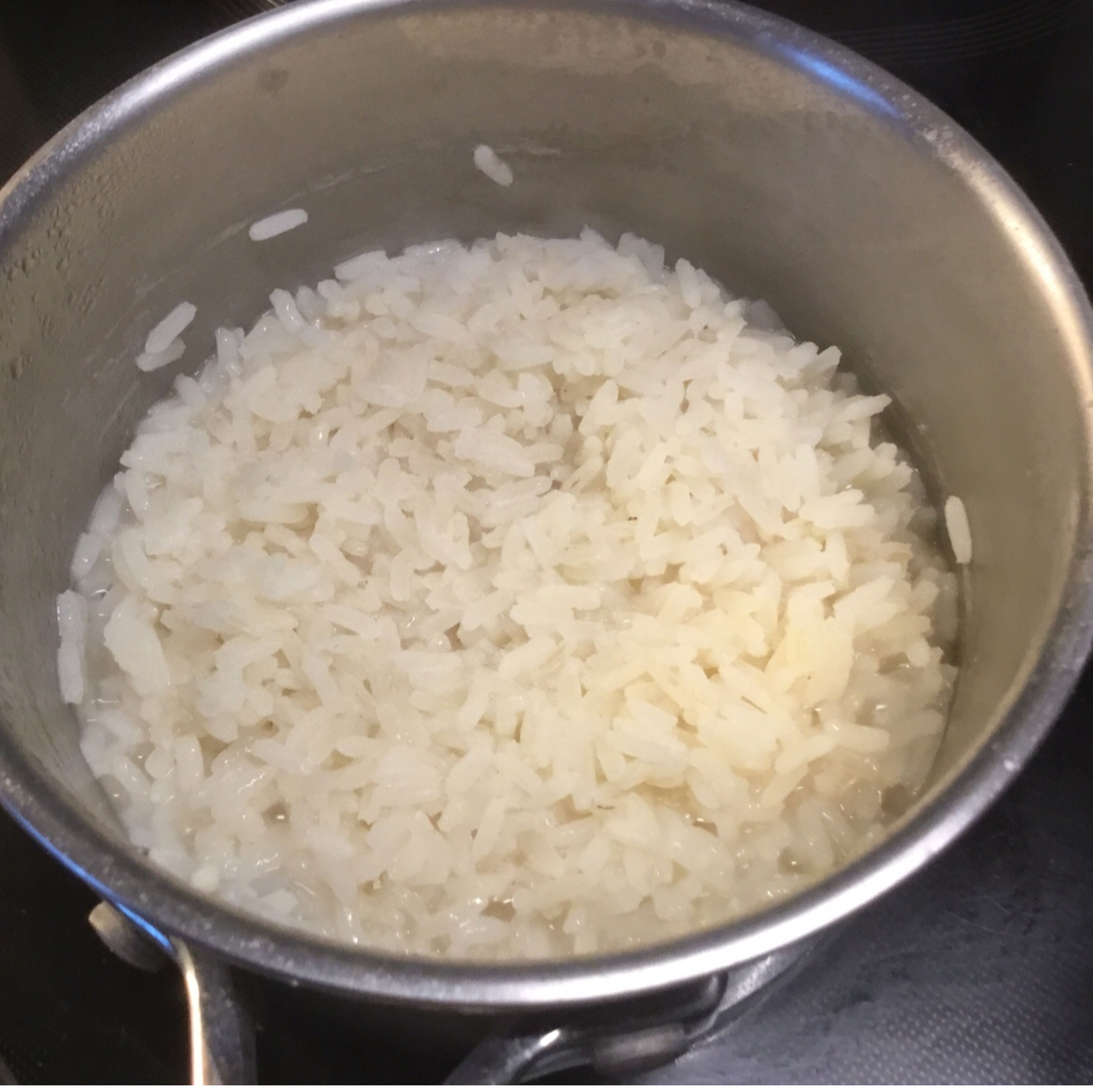 Den paraboiled Reis gut waschen (Arsengehalt) u. in ca. der selben Menge Wasser kochen. Mit Deckel wird er asiatisch pappig, ohne Deckel wenn paraboiled Reis verwendet wird er körnig. Dabei verkocht das Wasser, ich schaue immer nach ob er schon durch ist, gieße so lange Wasser nach bis der Reis mit leichtem Biß fertig ist. Doppelte Menge Wasser wie Reis - und alles ist paletti - stammt aus Uromas Zeiten, vielleicht gabs da nur eine einzige Reissort. Wen der Reis o.k. Ist das Restwasser abdampfen