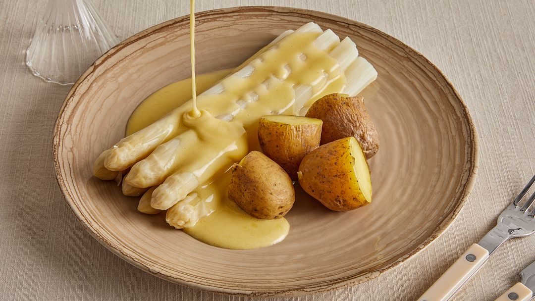 Classic white asparagus with new potatoes and hollandaise