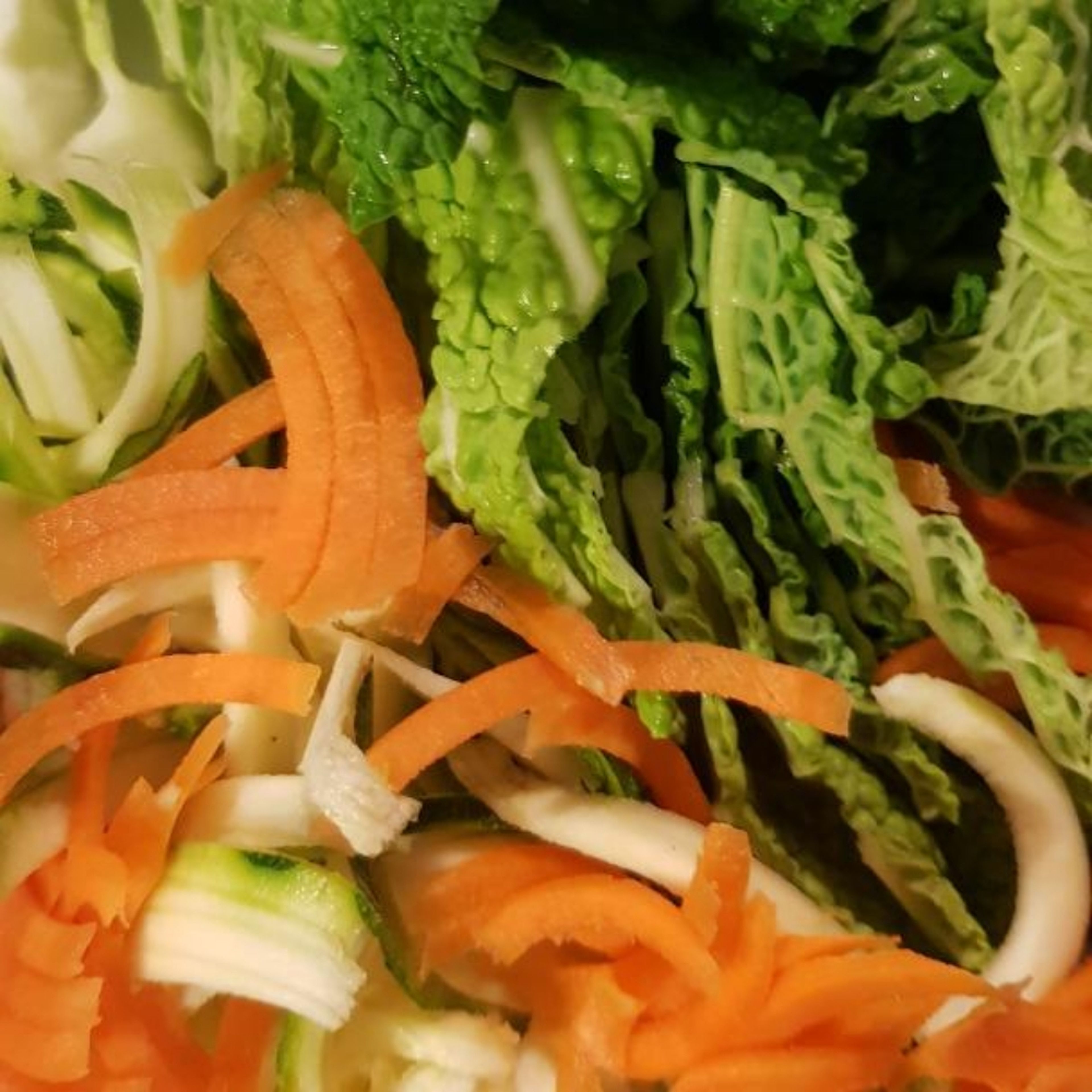 Das Gemüse zuschneiden und für einige Minuten in kochende Brühe geben. Karotten und Zucchini gerne mit Spiralschneider schneiden. Ihr könnt auch gerne anderes Gemüse nehmen - Super zur Reste Verwertung.