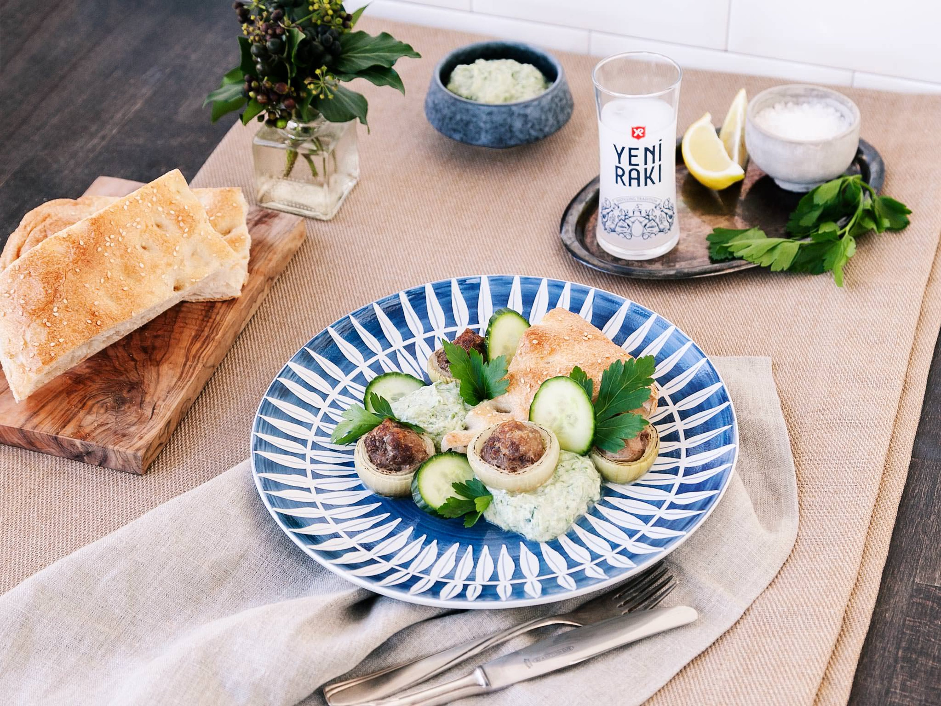 Hackbällchen mit Gurken-Joghurt-Dip