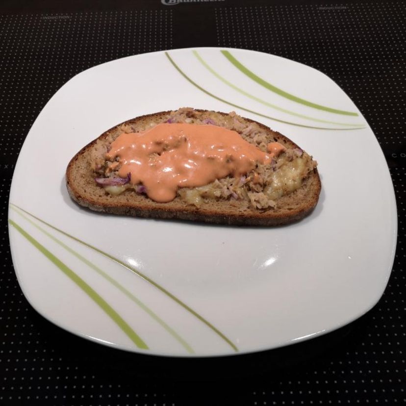 Thunfischbrot mit Tomaten-Mayonaise Soße