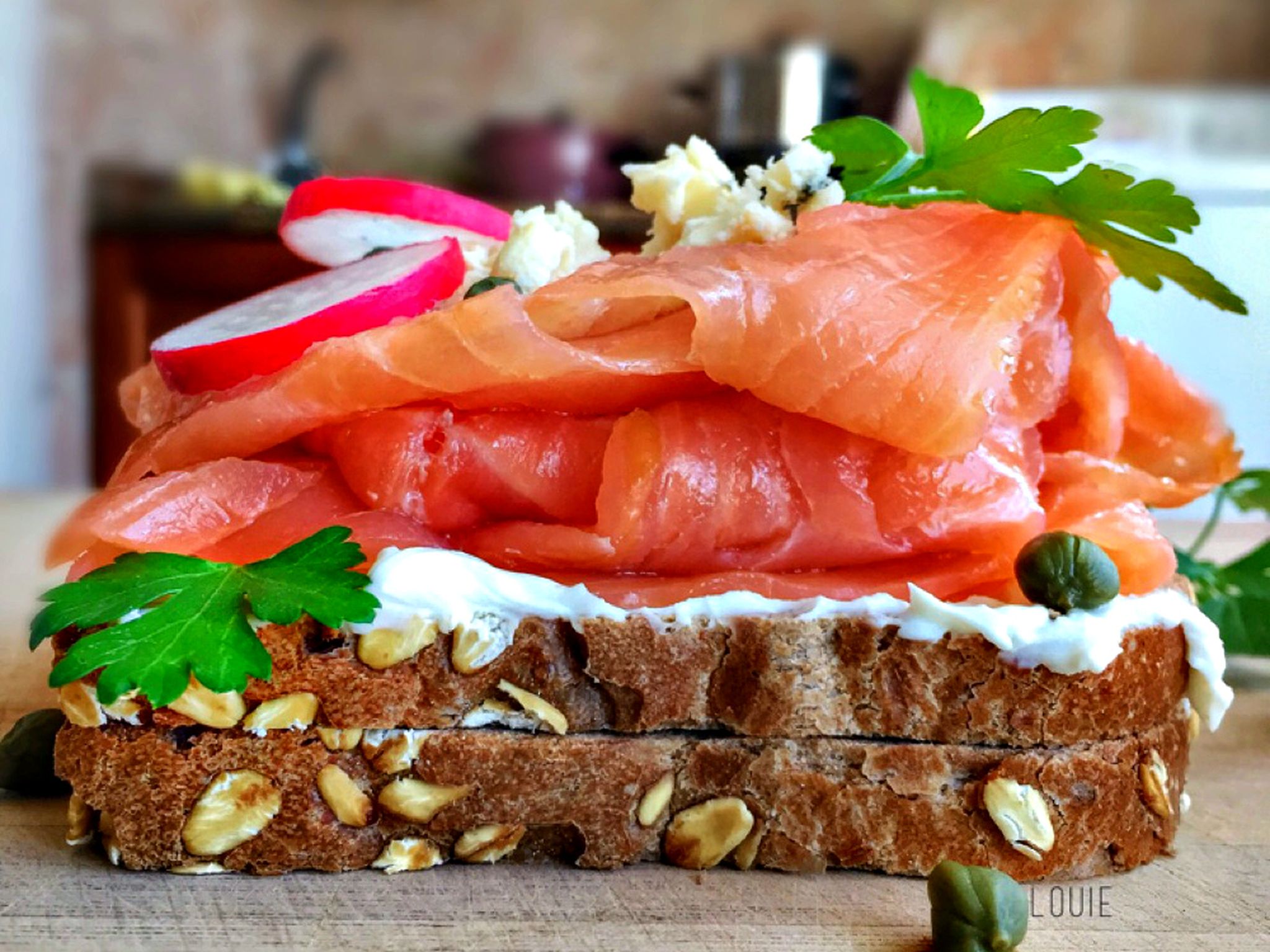 Belegtes Brot mit Lachs und Wasabi-Frischkäse