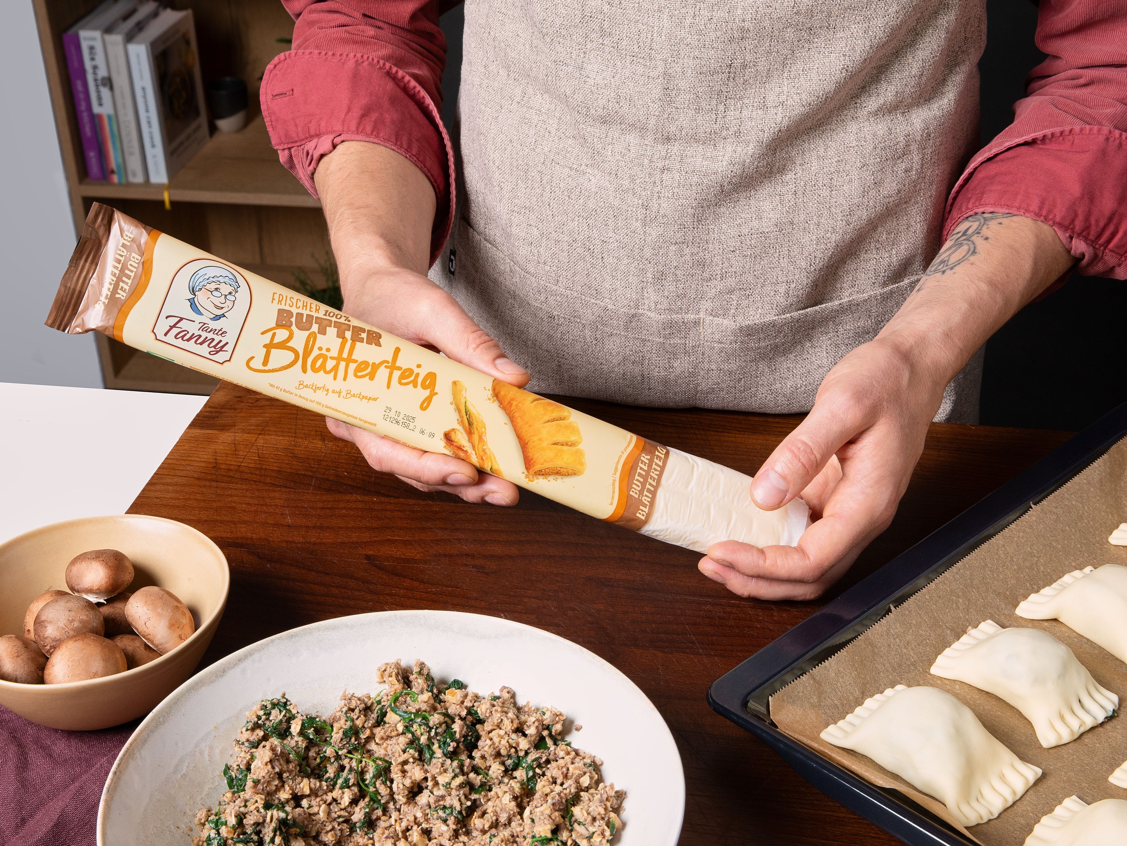 Den Frischen Butter Blätterteig von Tante Fanny vorsichtig ausrollen und je Rolle in 8 gleich große Rechtecke schneiden. Die abgekühlte Füllung gleichmäßig auf die Teigstücke verteilen. In jedes Rechteck einen Champignon legen und zusammenrollen. Die Ränder vorsichtig mit einer Gabel andrücken, sodass sie komplett dicht sind. Milch und Eigelb verquirlen und die Mini-Wellingtons damit bestreichen. Mit der Gabel oben vorsichtig einstechen. Die Wellingtons auf das vorbereitete Backblech legen und ca. 15-20 Min. backen, bis sie goldbraun und knusprig sind. Nach Belieben mit Bratensoße als Dip servieren.