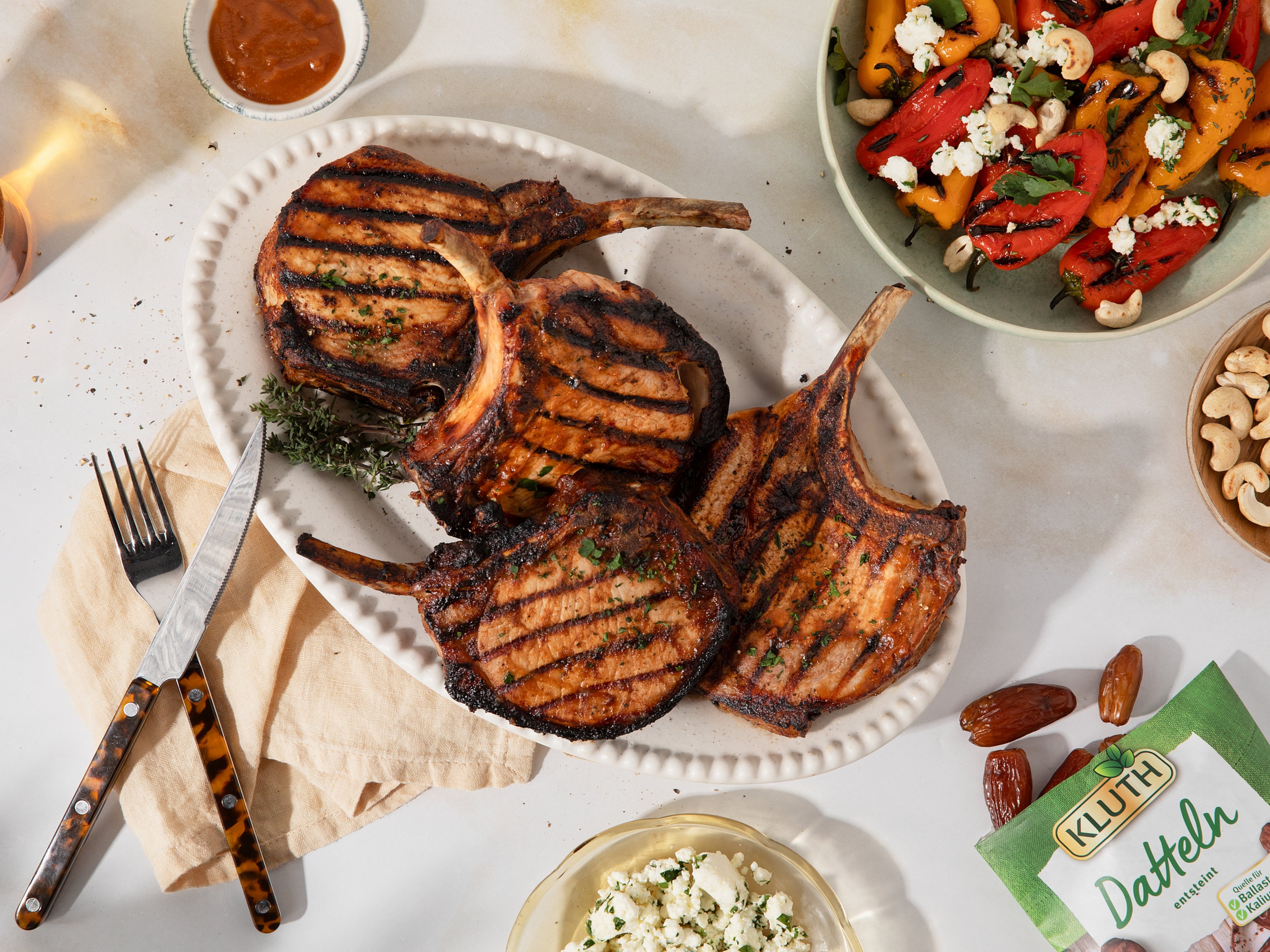 BBQ-Pork-Chops mit würziger Dattelmarinade und gegrilltem Paprikasalat