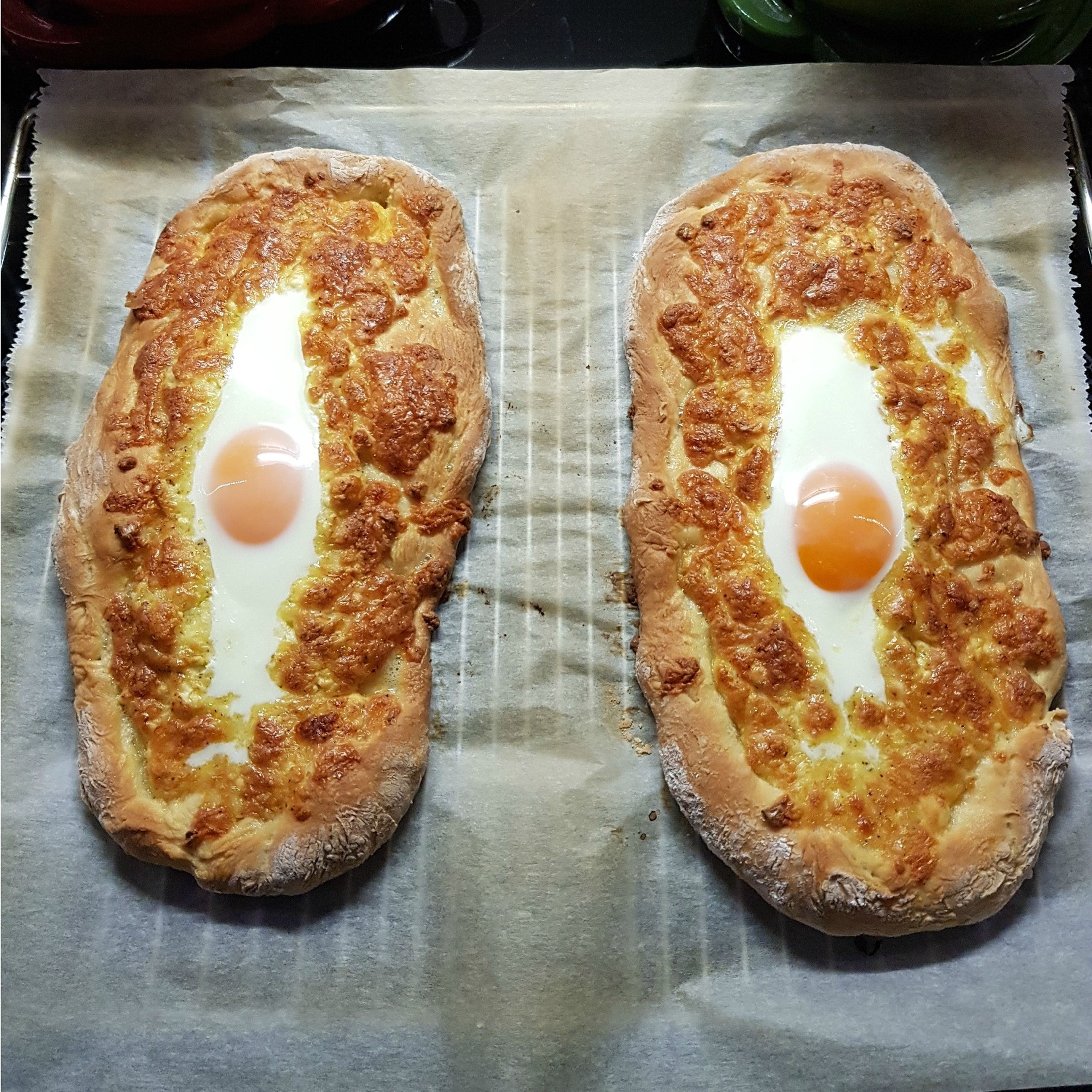 Georgisches Brot mit Käse und Ei