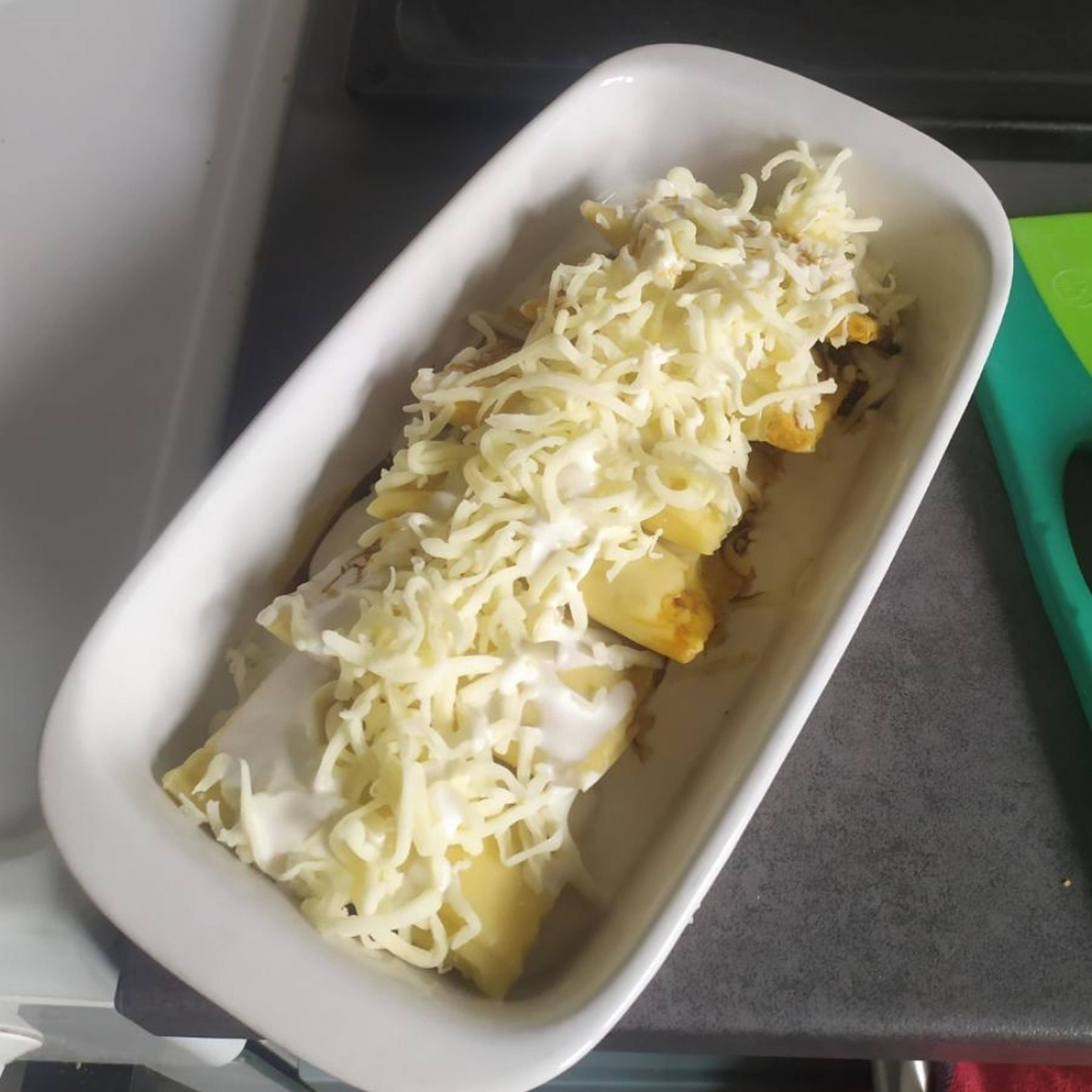 Die Maultaschen in eine Auflaufform legen. Sahne und Sojasoße dazu und beliebig viel Käse oben drauf. Anschließend in den Ofen für 15 min bei 200°C