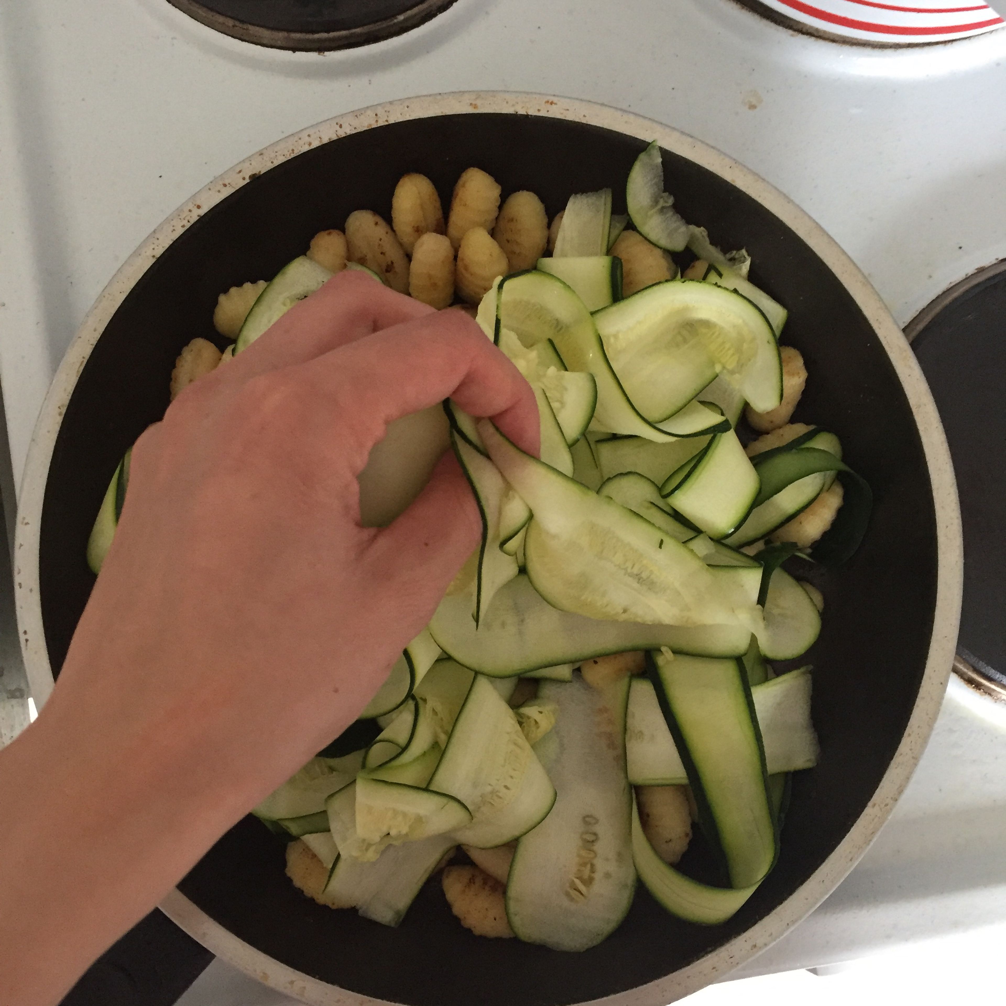 Zucchini dazugeben, unterheben und kurz mitbraten.