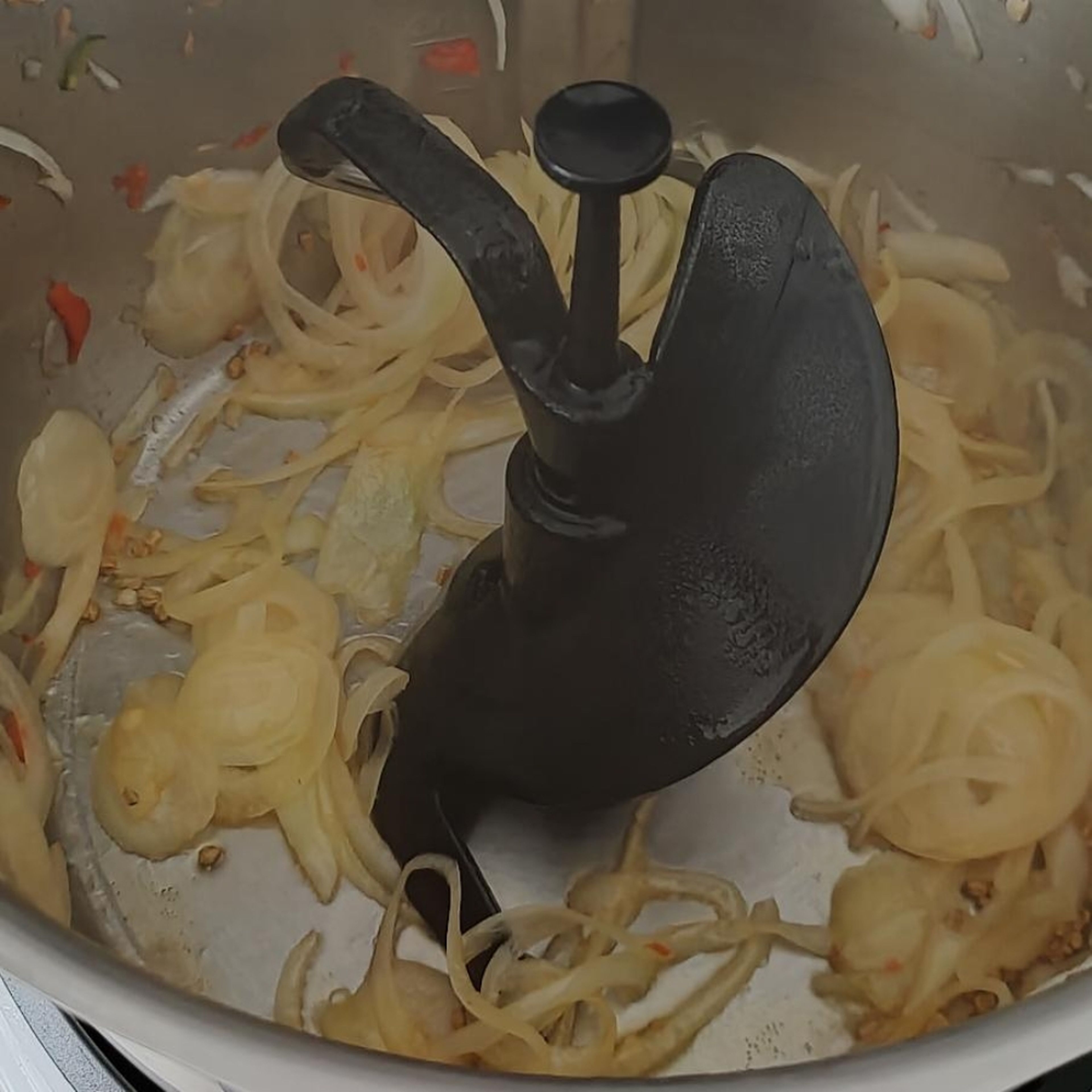 3D-Rührer einsetzen, Messbecher entfernen, Kokosöl und Bockshornkleesamen in den Topf geben und zusammen mit den Zwiebeln anbraten. (3D-Rührer I Stufe 3 | 120° C | 4 Min)