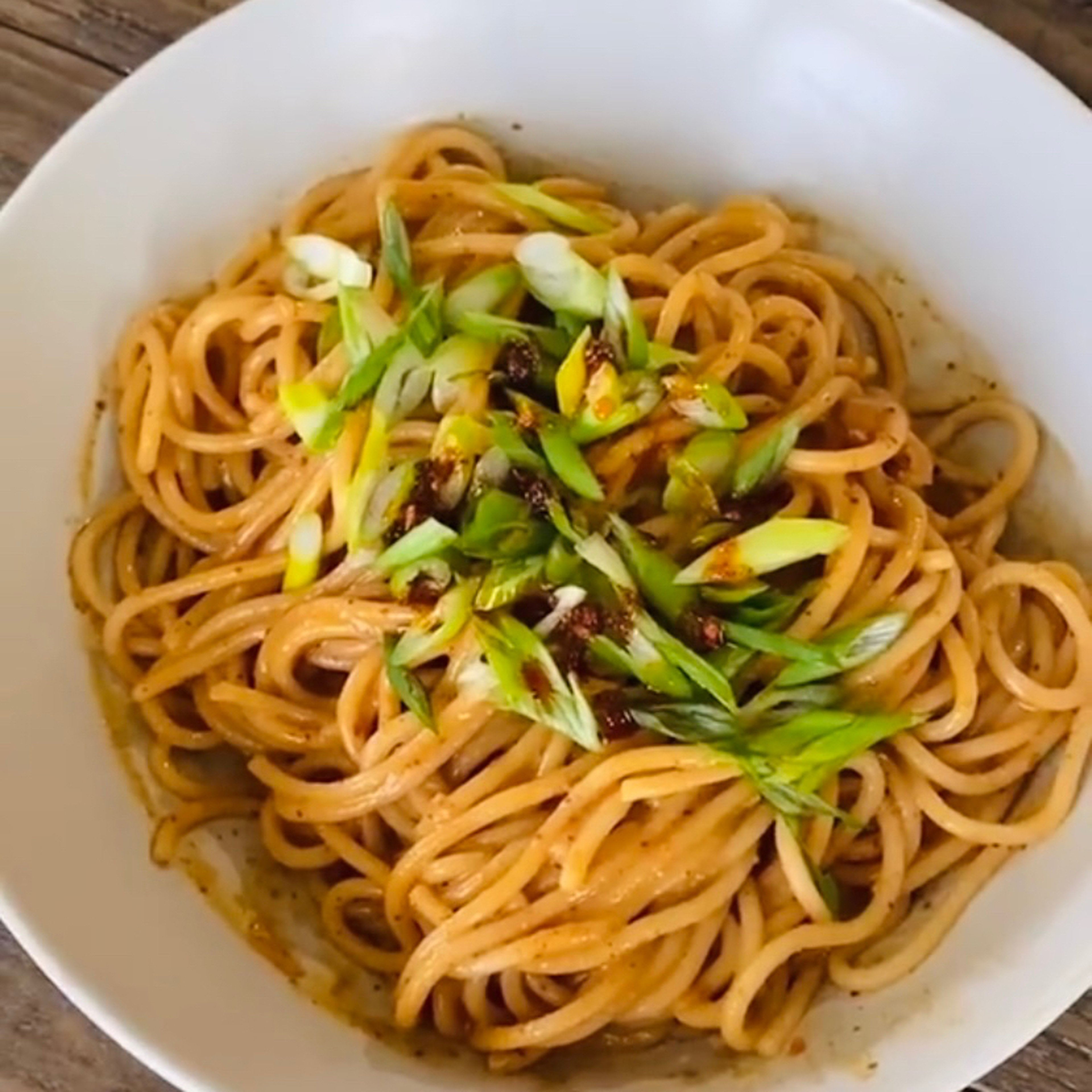 Scharfe Sesam-Spaghetti