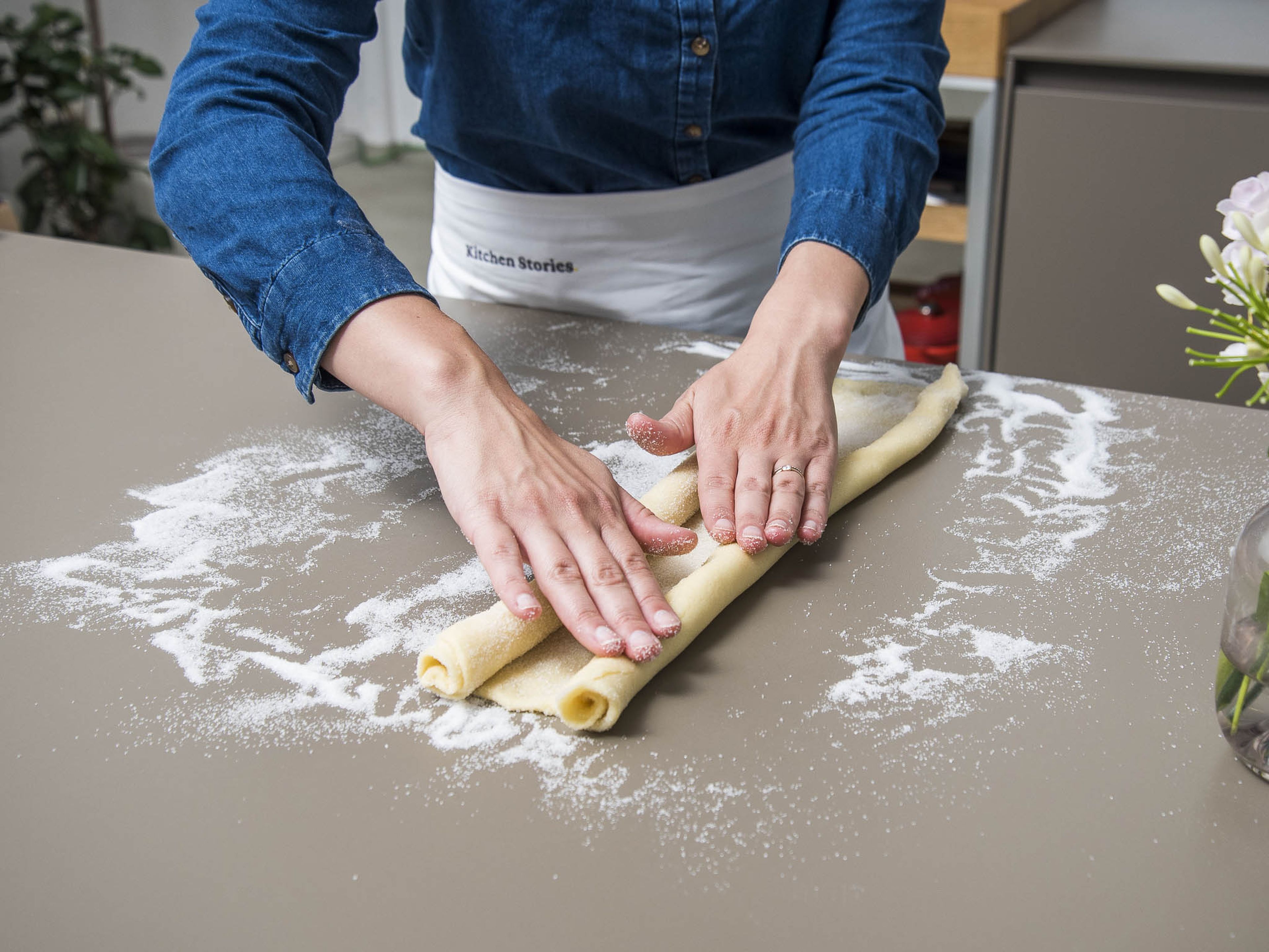 Starting from the long side, roll the dough up tightly like a carpet, stopping halfway. Repeat from the other side so that the two rolls meet. Carefully press the dough together along the seam to seal, then wrap in plastic and chill for approx. 30 min.