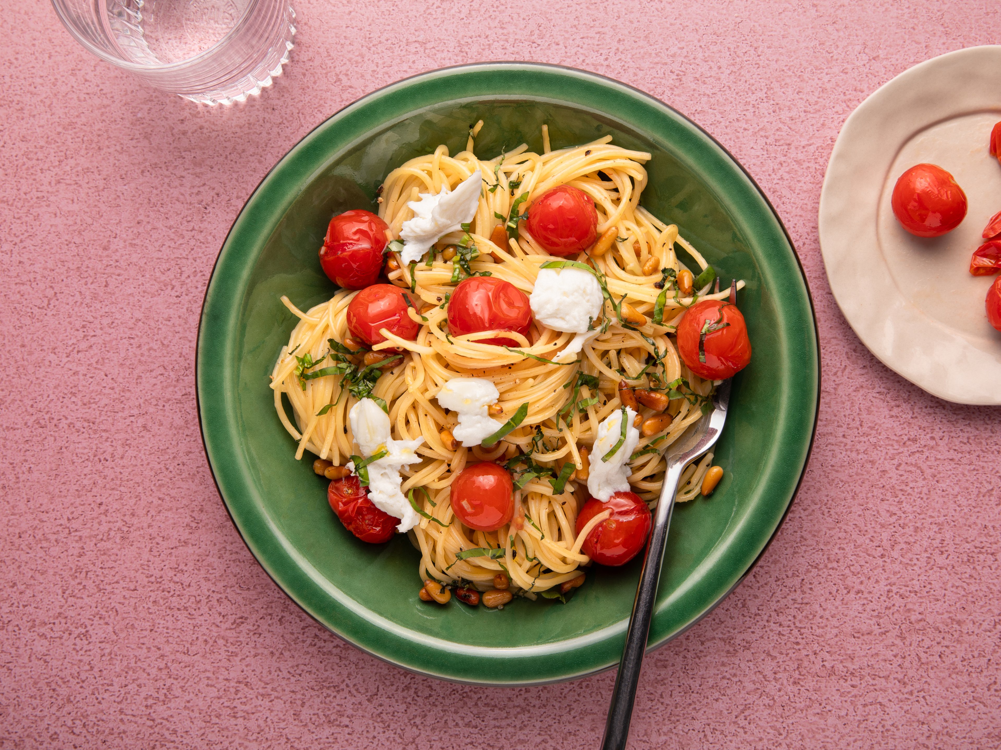 Pasta with burst cherry tomatoes and mozzarella | Recipe | Kitchen Stories