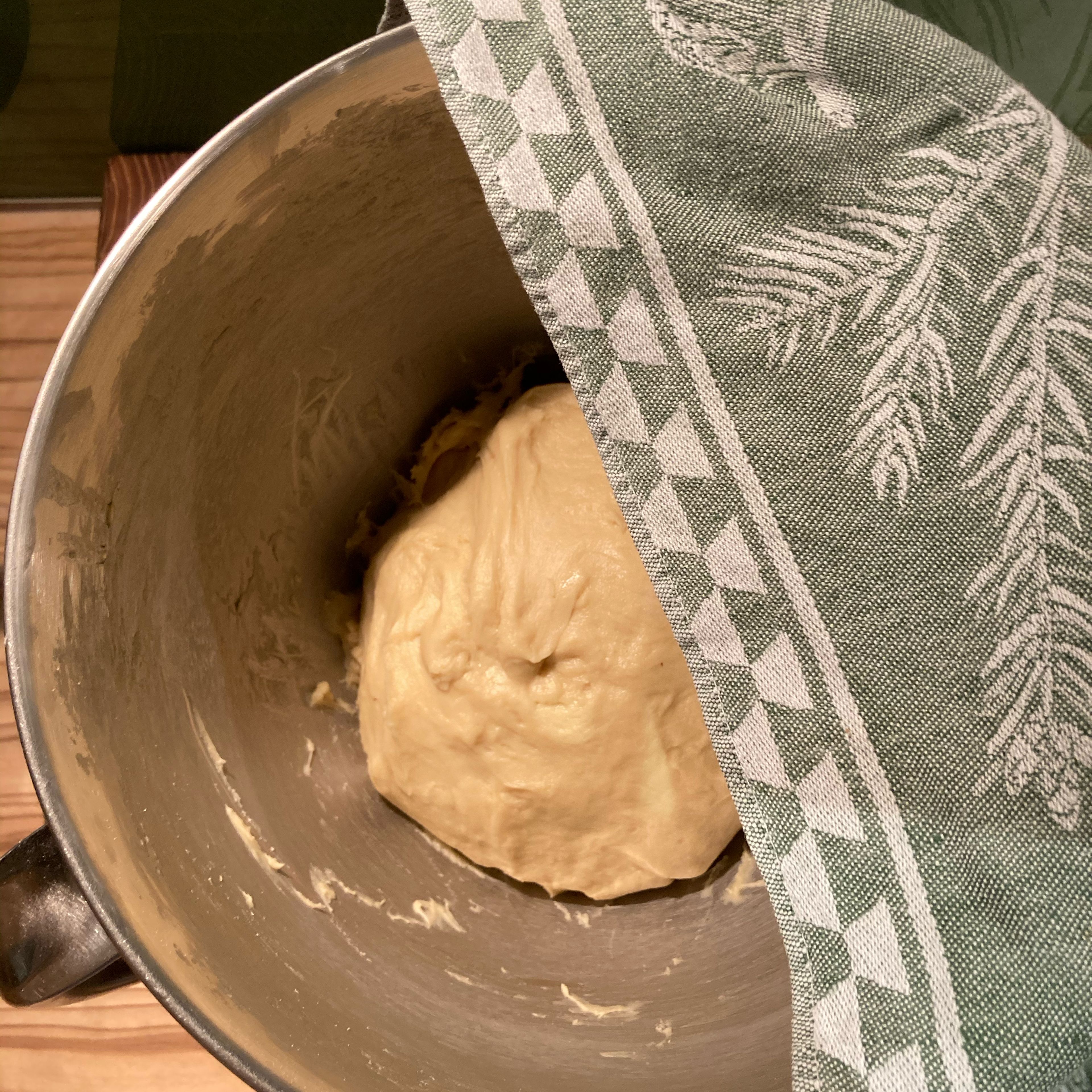 Nun Mehl in eine große Schüssel sieben, restlichen Zucker und Milch-Hefe-Mischung dazu kneten. Danach die Butter, Eier und Salz dazu geben. Den Teig solange Kneten bis er glatt ist (etwa 6-8 Minuten), falls der Teig zu klebrig sein sollte, einfach etwas mehr Mehl hinzu geben.