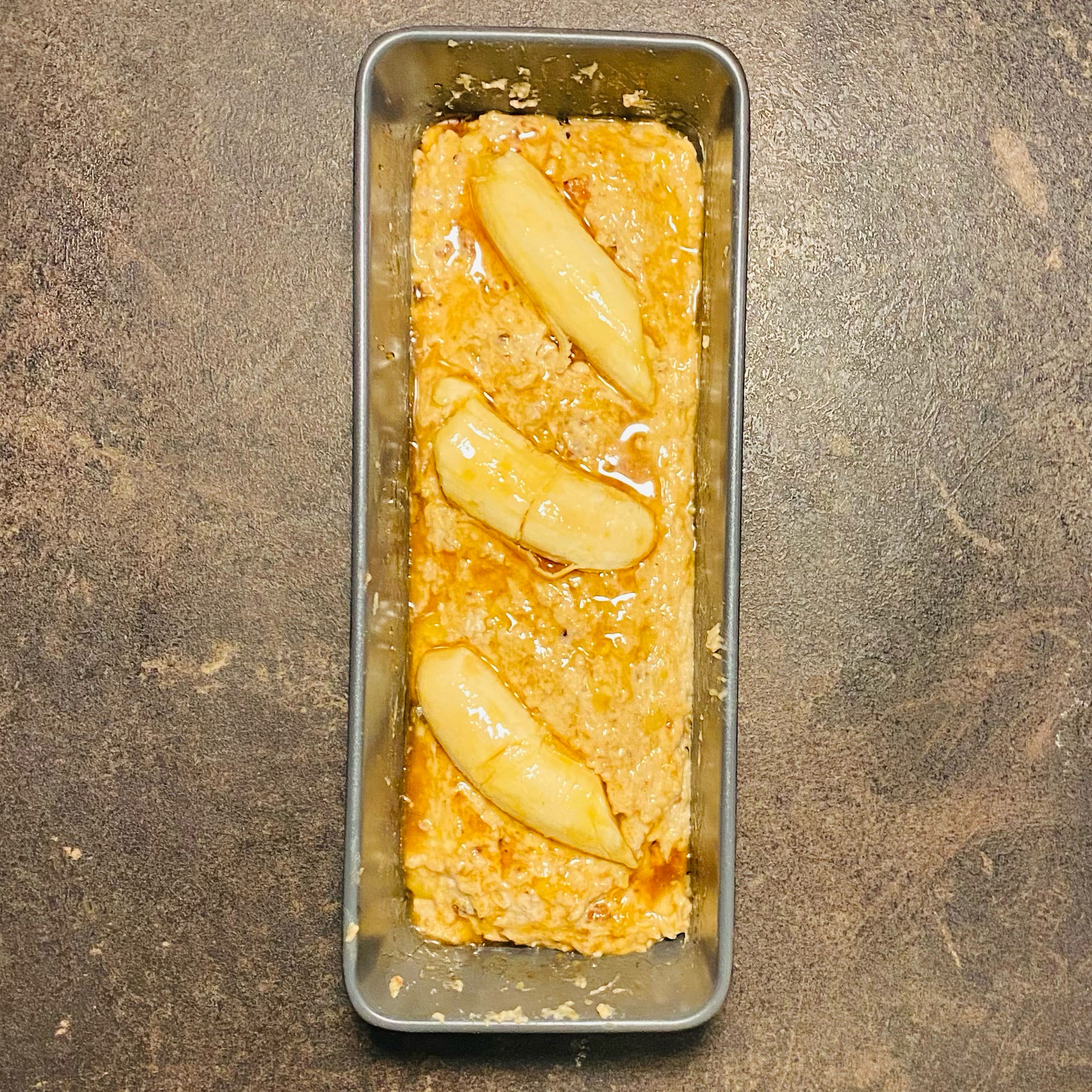 Cut the remaining banana lenghtwise and then in half. Then place on top of the dough with light pressure. Bake the bananabread for 45 minutes at 170 degrees celcius.