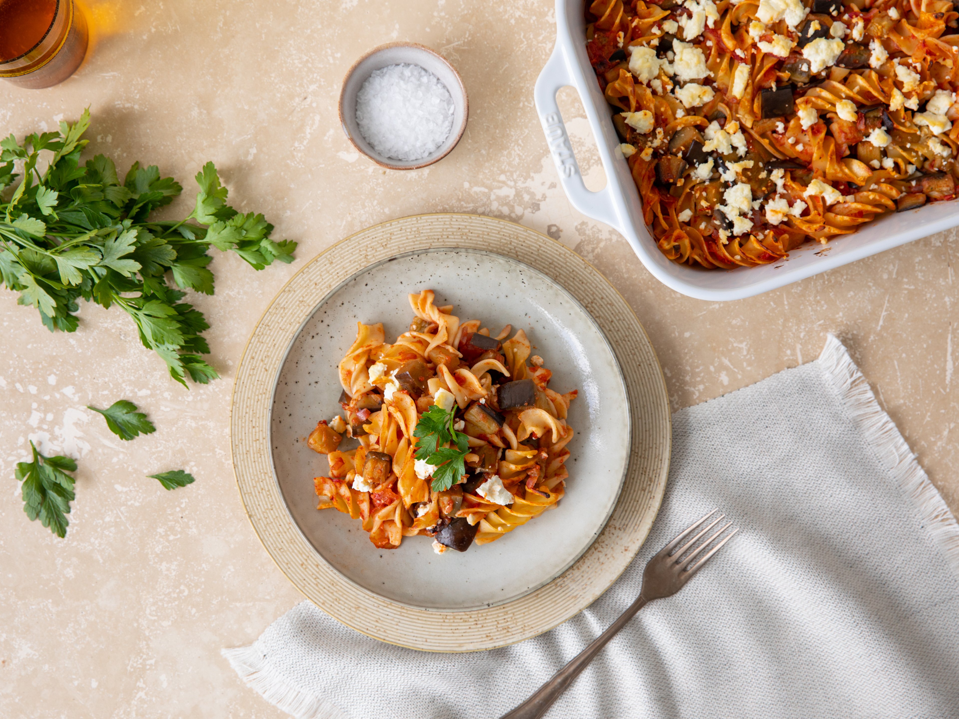 Pikanter Nudelauflauf mit Aubergine und Harissa