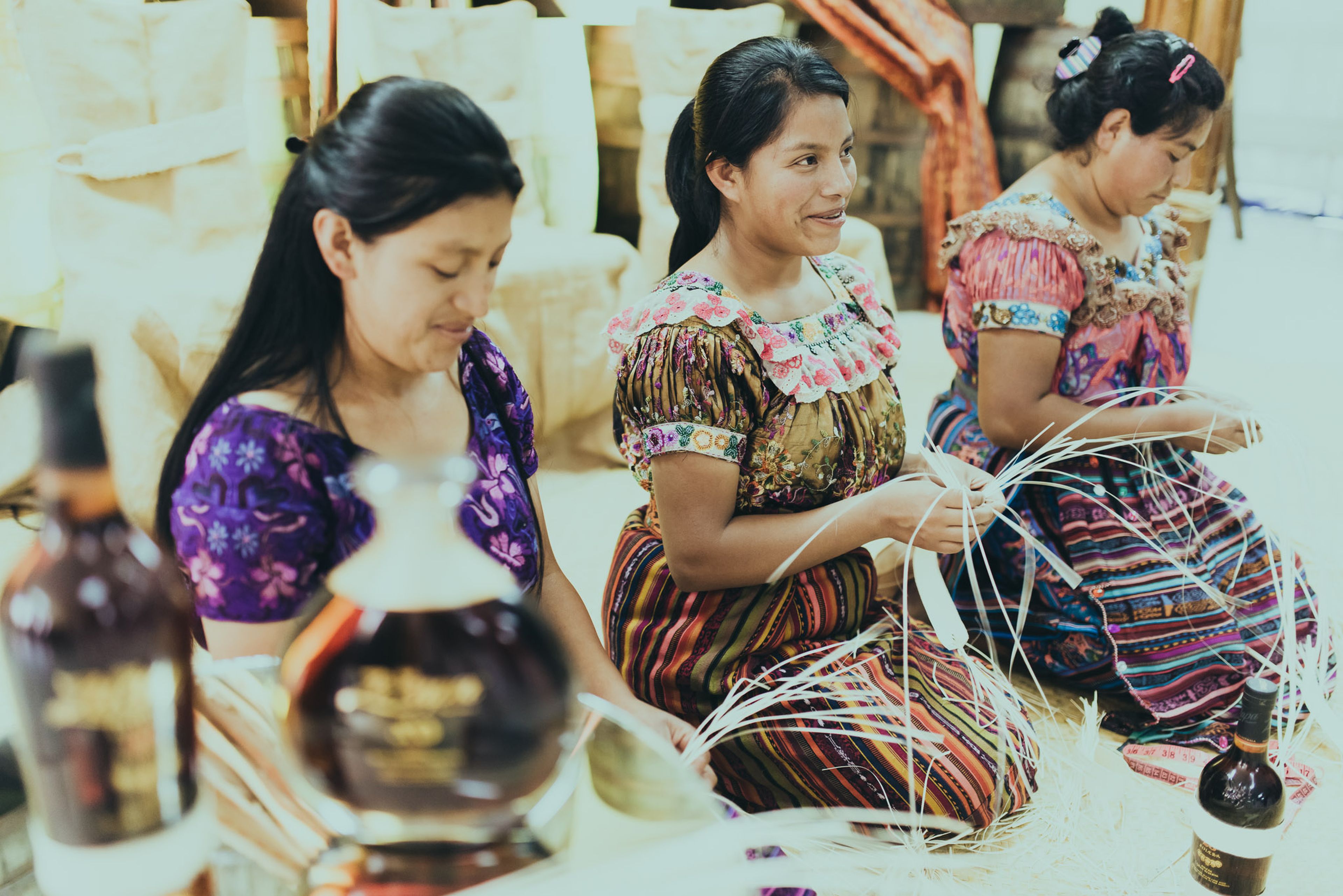 Kunsthanderwerkerinnen flechten die Petate-Bänder