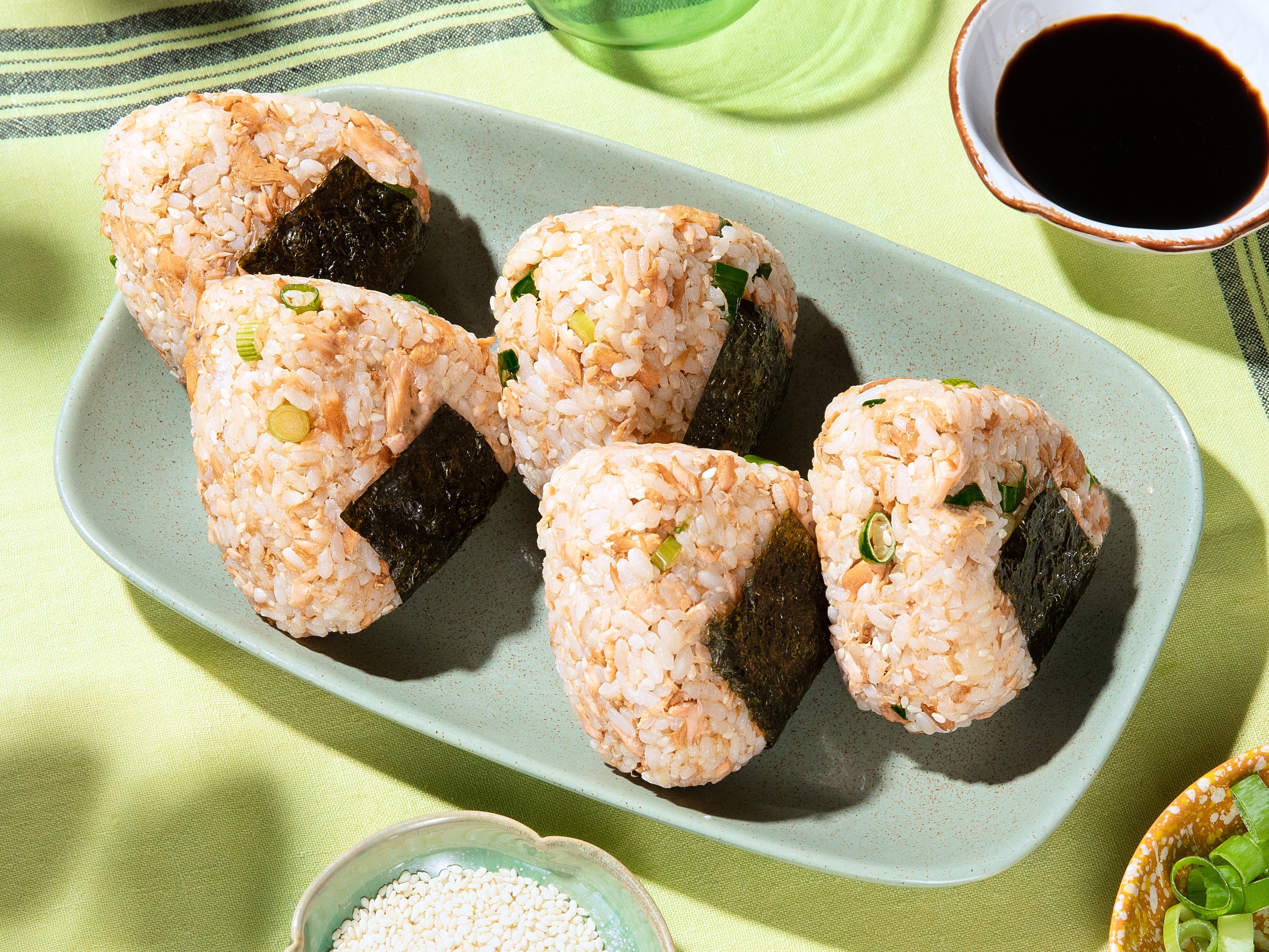 Einfache Onigiri mit gegrilltem Lachs