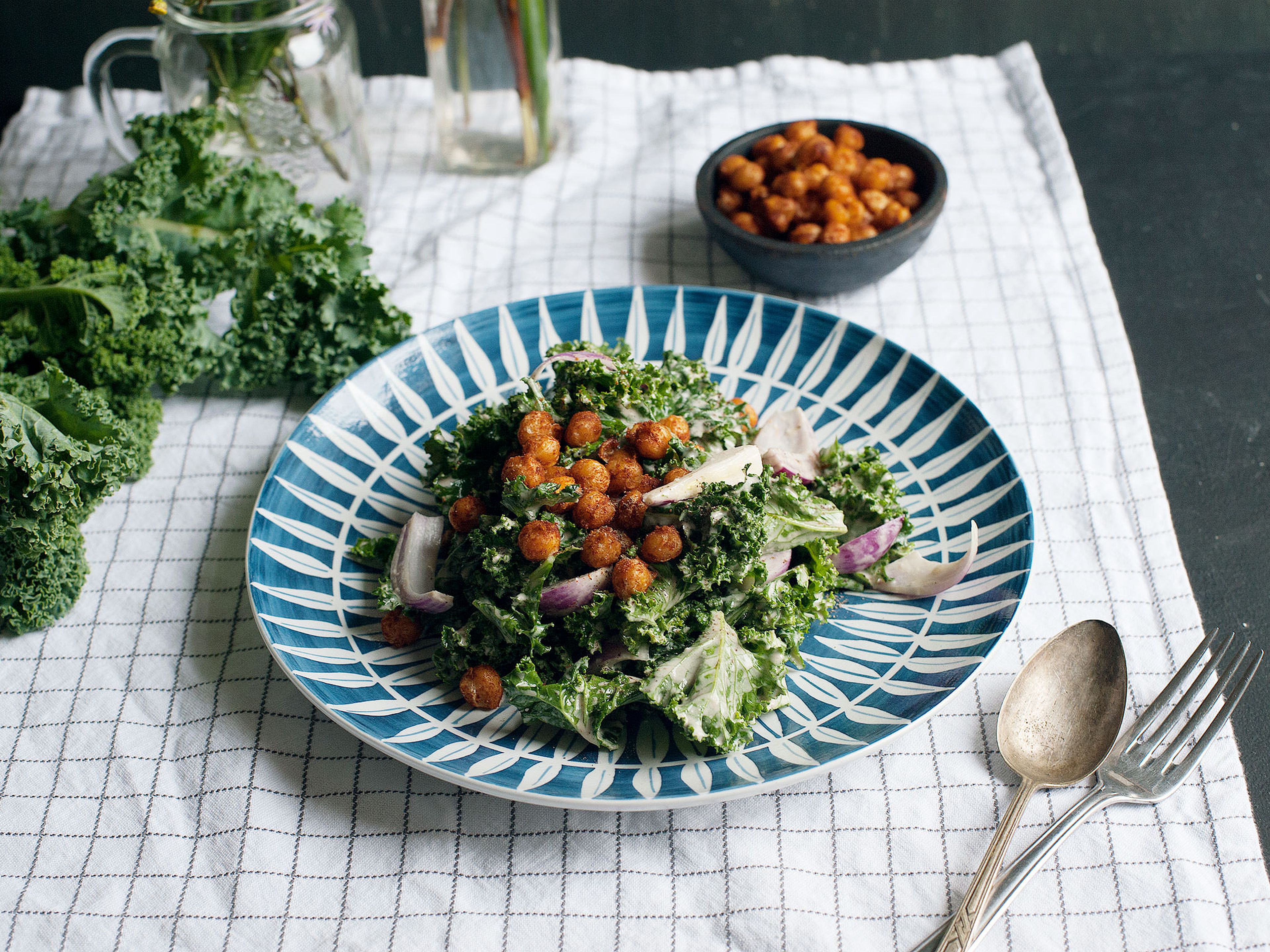 Grünkohlsalat mit scharfen Kichererbsen