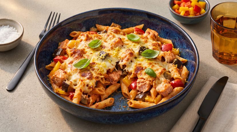 Mediterraner Pasta-Auflauf mit Lachs und Röstgemüse