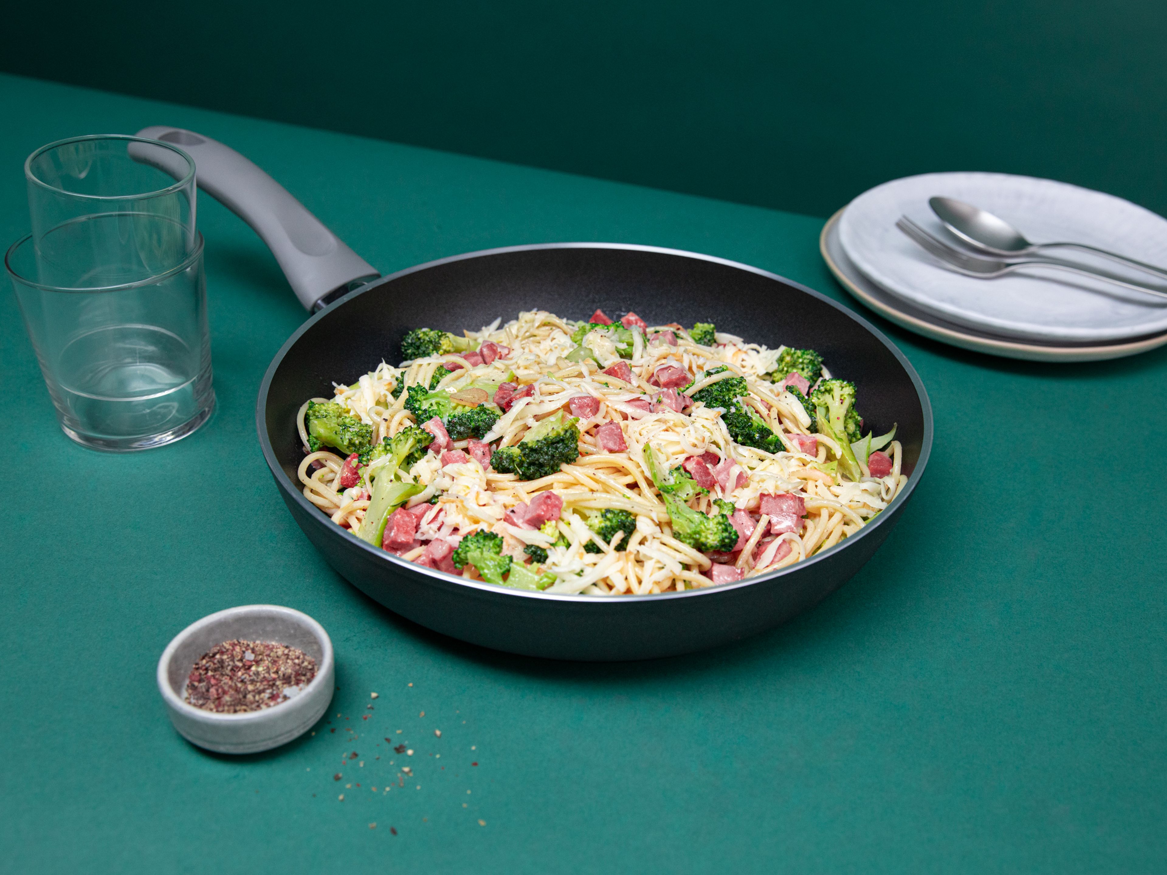 Pasta con mortadella e broccoli (Pasta mit Mortadella und Brokkoli)