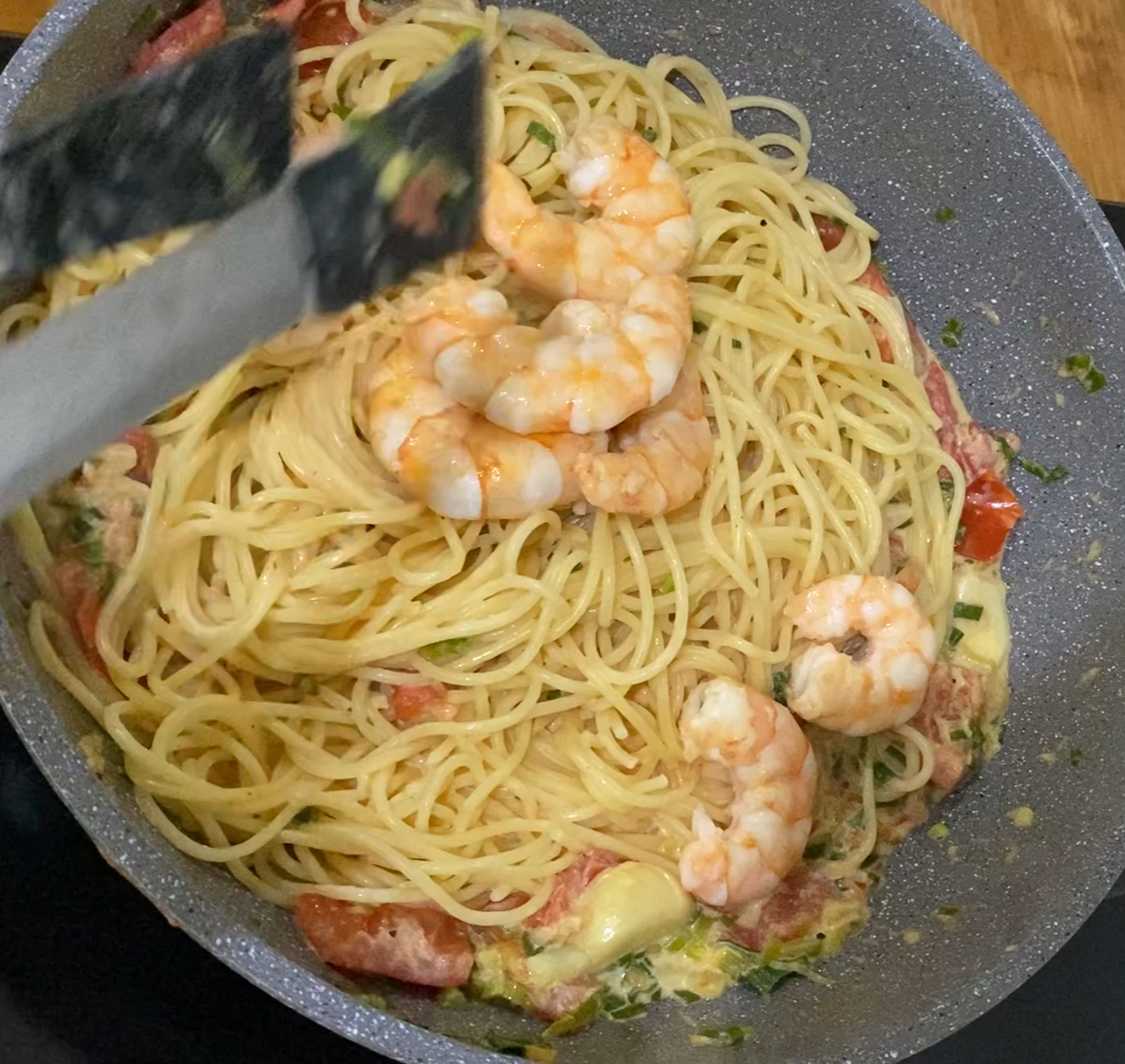 Put in the spaghetti and shrimp, mix thoroughly and serve