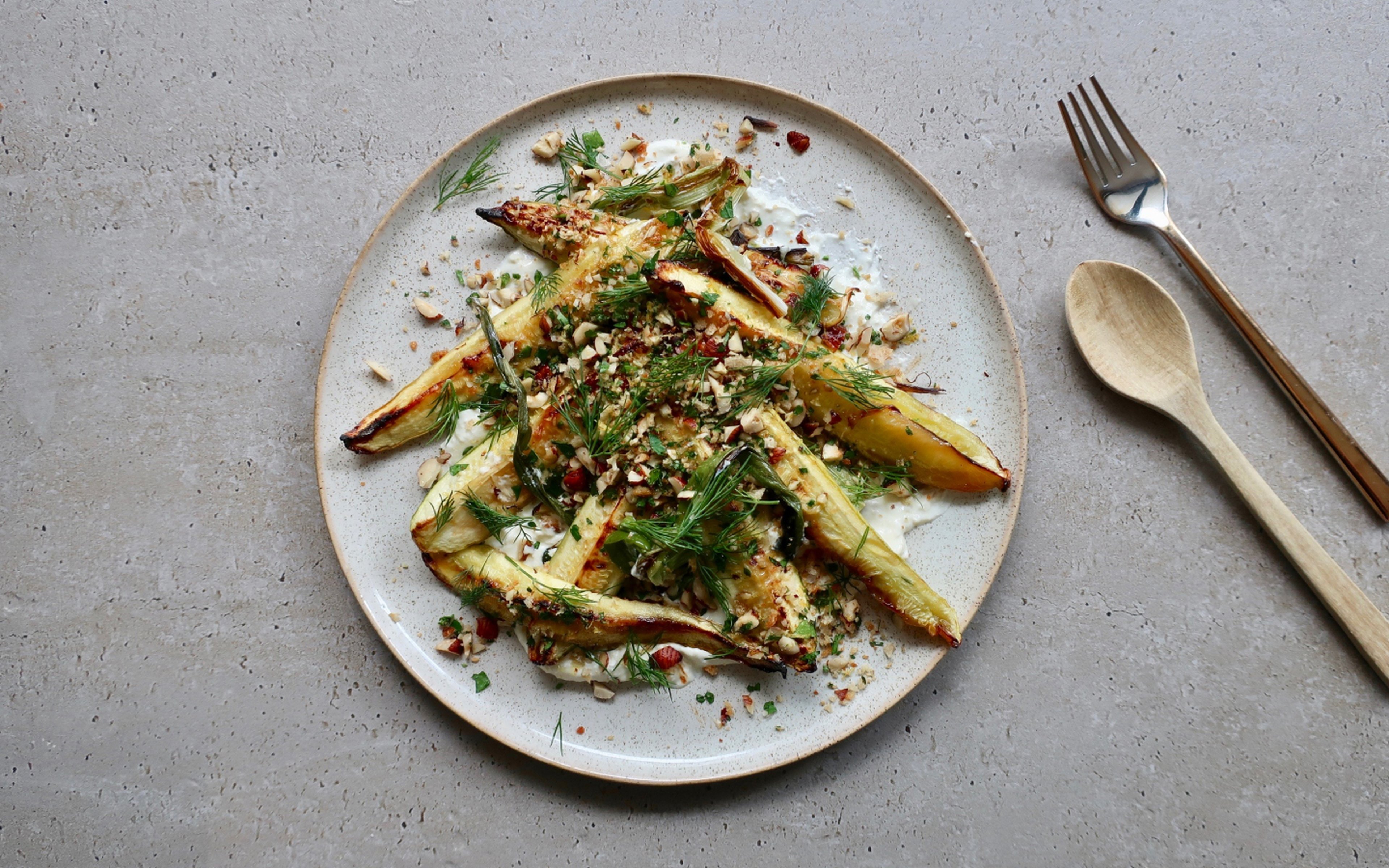 Gegrillte Zucchini und Frühlingszwiebeln mit Haselnuss-Gremolata und Ricotta