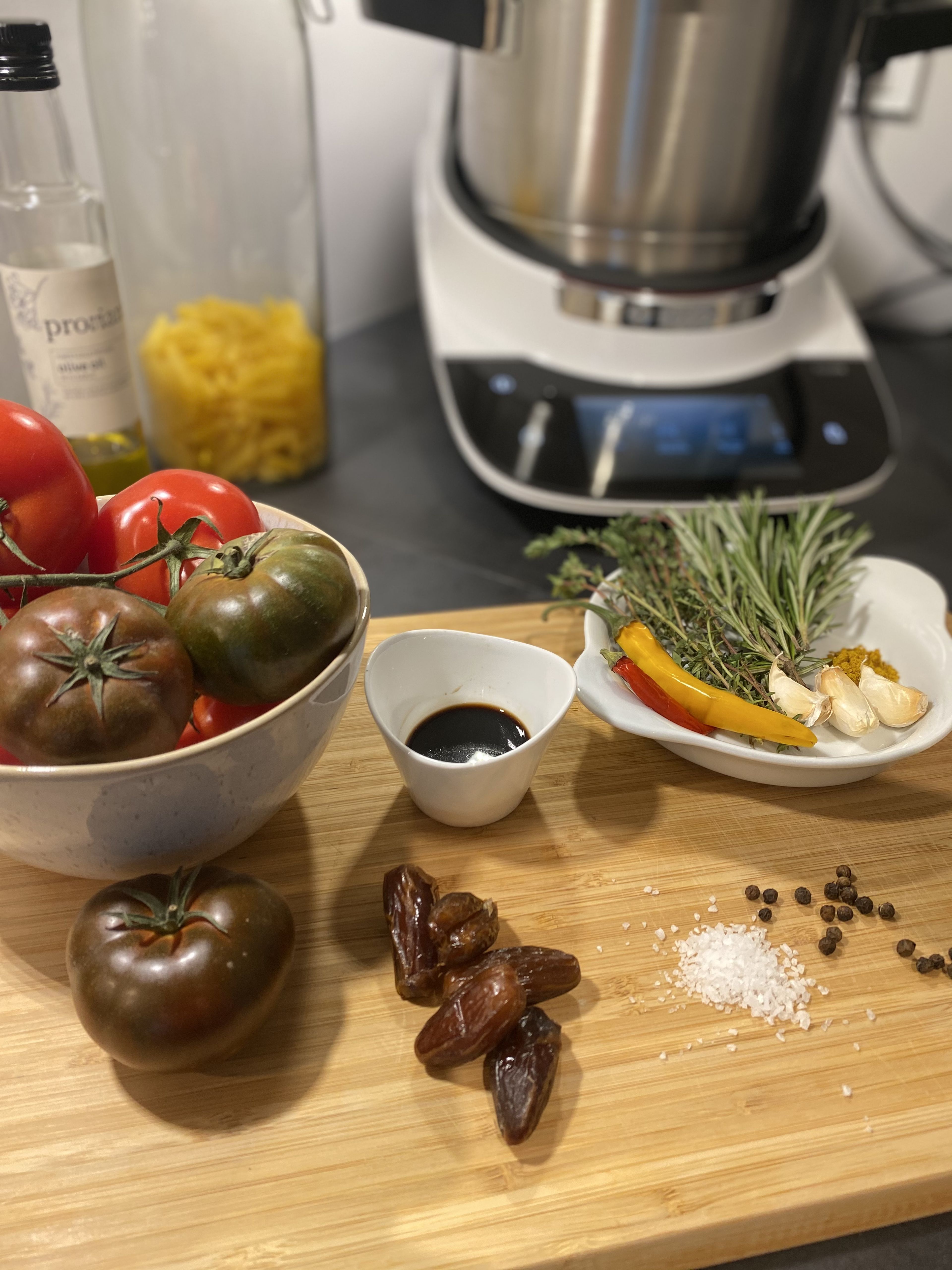 Alle benötigten Zutaten mit dem Cookit abwiegen und bereitstellen.