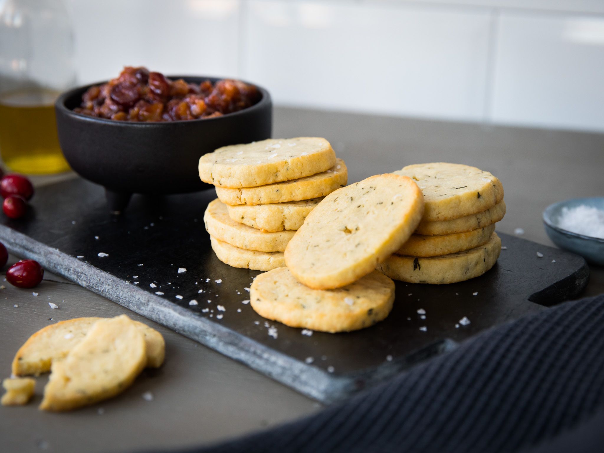 Rosmarin-Cracker mit Chutney | Rezept | Kitchen Stories