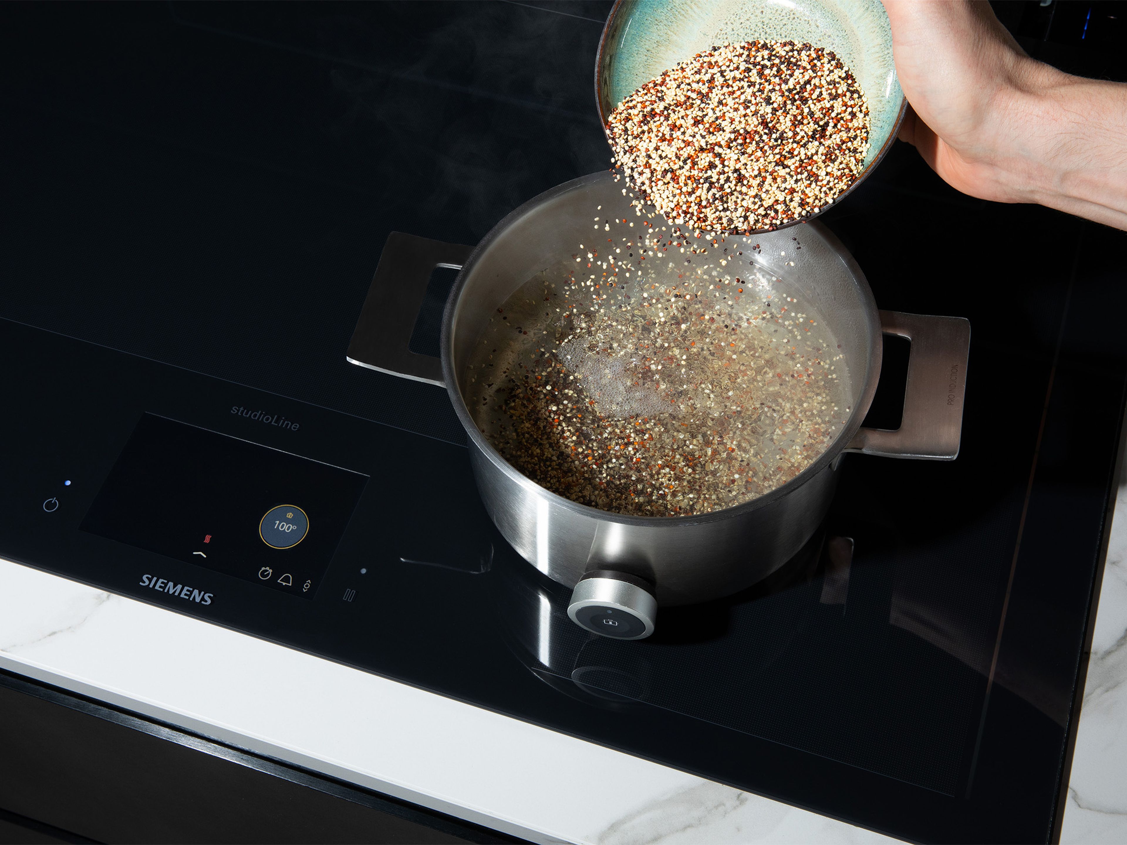 In the meantime, rinse the quinoa under cold water in a sieve. Add water to a small pot and bring to a boil, add a pinch of salt and the rinsed quinoa. Let simmer over medium heat for approx. 15 min., or until the quinoa is cooked. Fluff with a fork and set aside.