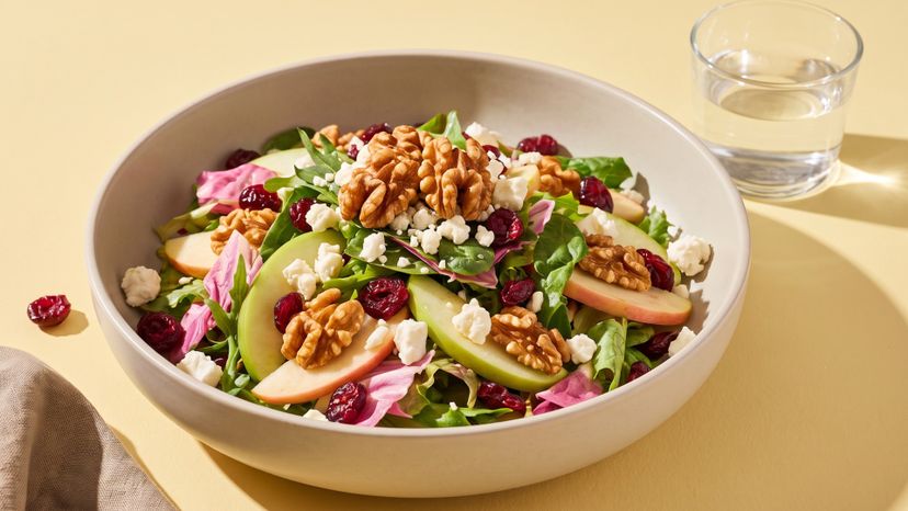 Fruchtiger Apfelsalat mit Walnüssen, Feta und Cranberrys