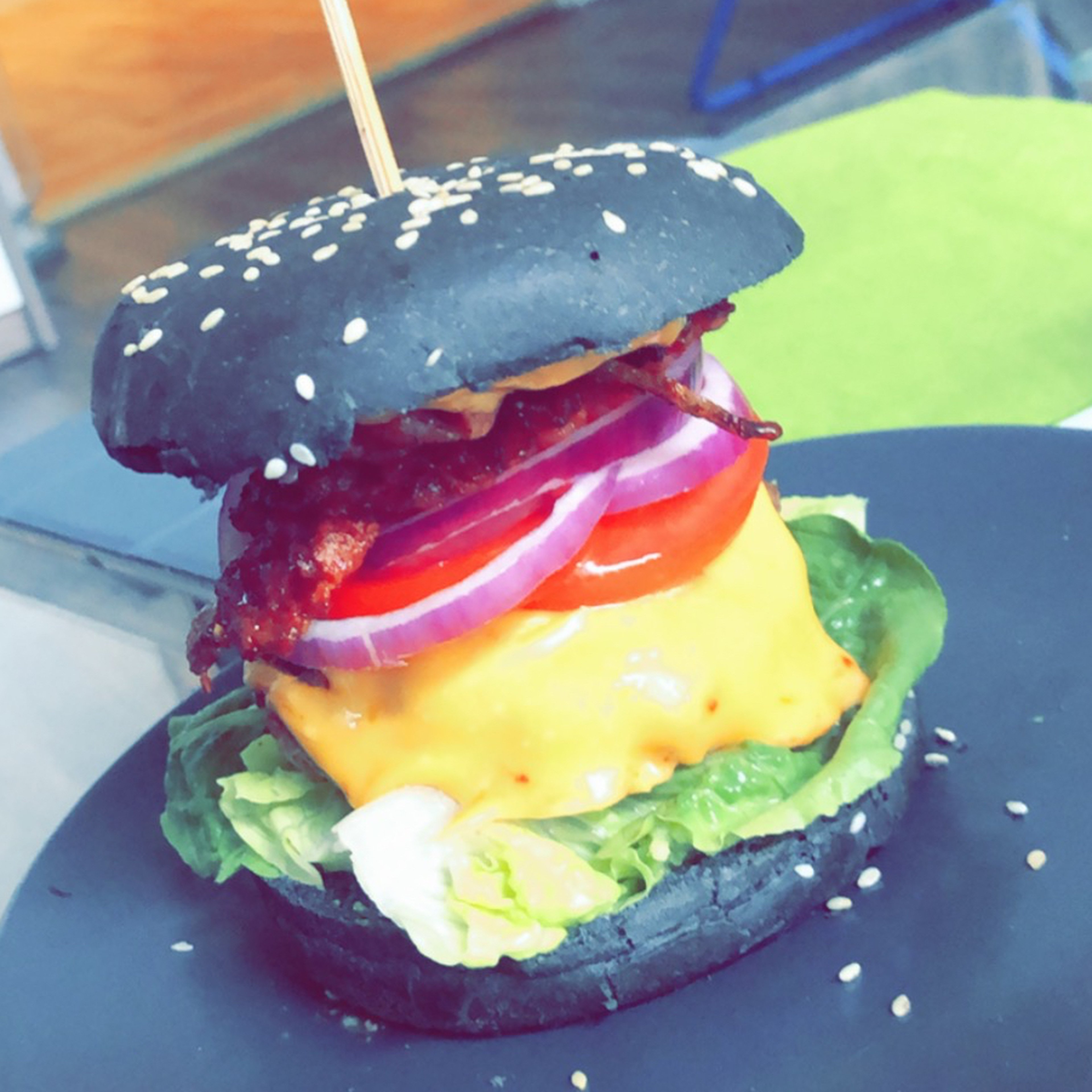 Burger mit Avocadocreme