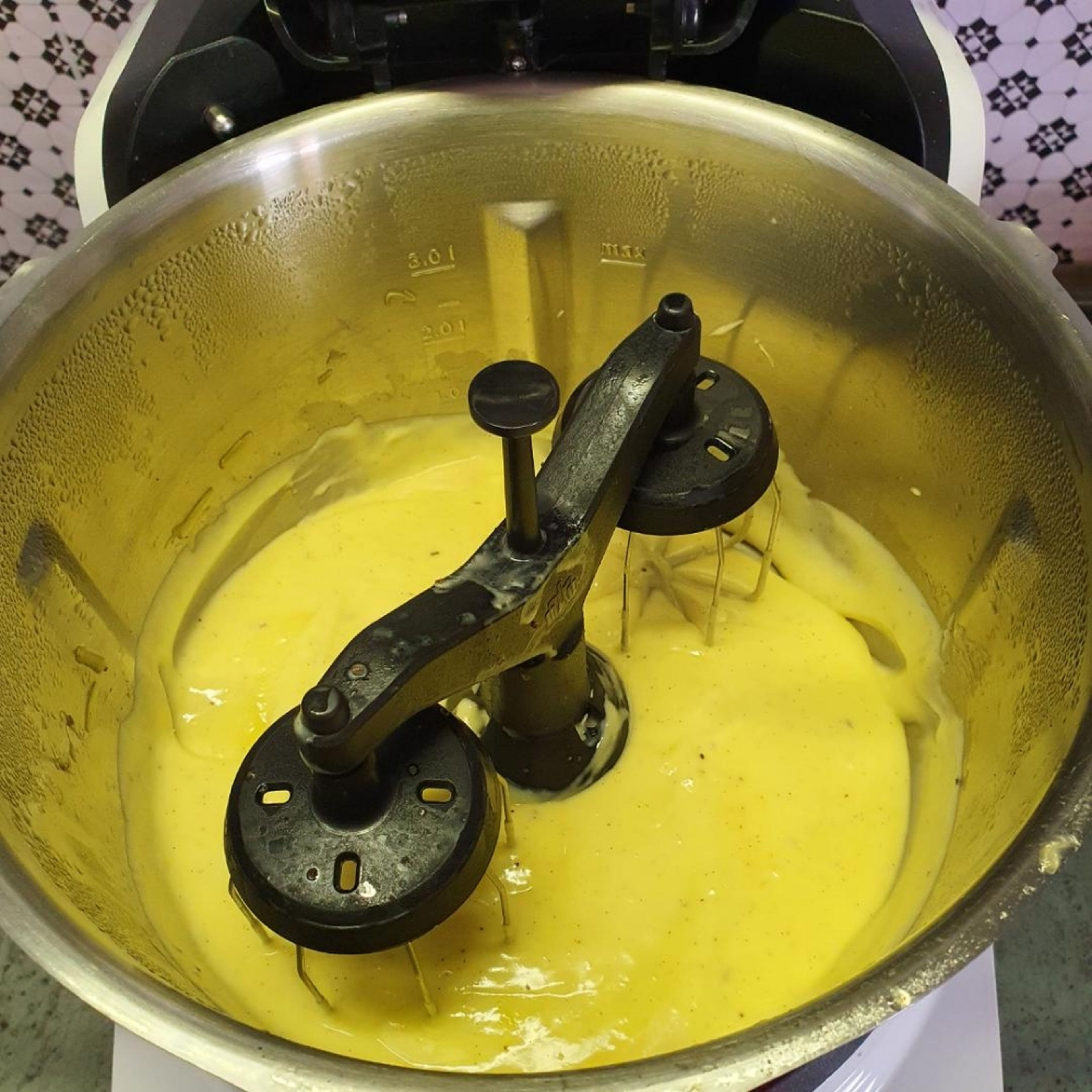Den Rhabarbersaft mit Sahne und gegebenenfalls Milch auf 1/2 Liter auffüllen. Die Rabarbersaft-Sahne-Mischung zu 3/4 in den Topf geben und bei geschlossenem Deckel, ohne Messbecher, zum Kochen bringen (Zwillingsrührbesen | Stufe 3 | 95°C | 2-3 Minuten). Mit dem Rest der Mischung das Puddingpulver anrühren. Hitze ausschalten und die Puddingmischung durch die Deckelöffnung geben. Hitze wieder erhöhen und den Pudding aufkochen lassen (Zwillingsrührbesen | Stufe 3 | 95°C | ca. 1 Minute). Pudding erkalten lassen. Wenn der Pudding kalt ist 1 Becher Mascarpone, bei geschlossenem Deckel mit eingesetztem Messbecher, mit Hilfe der Zwillingsrührbesen einrühren (Zwillingsrührbesen | Stufe 5 | ca. 1 Minute).