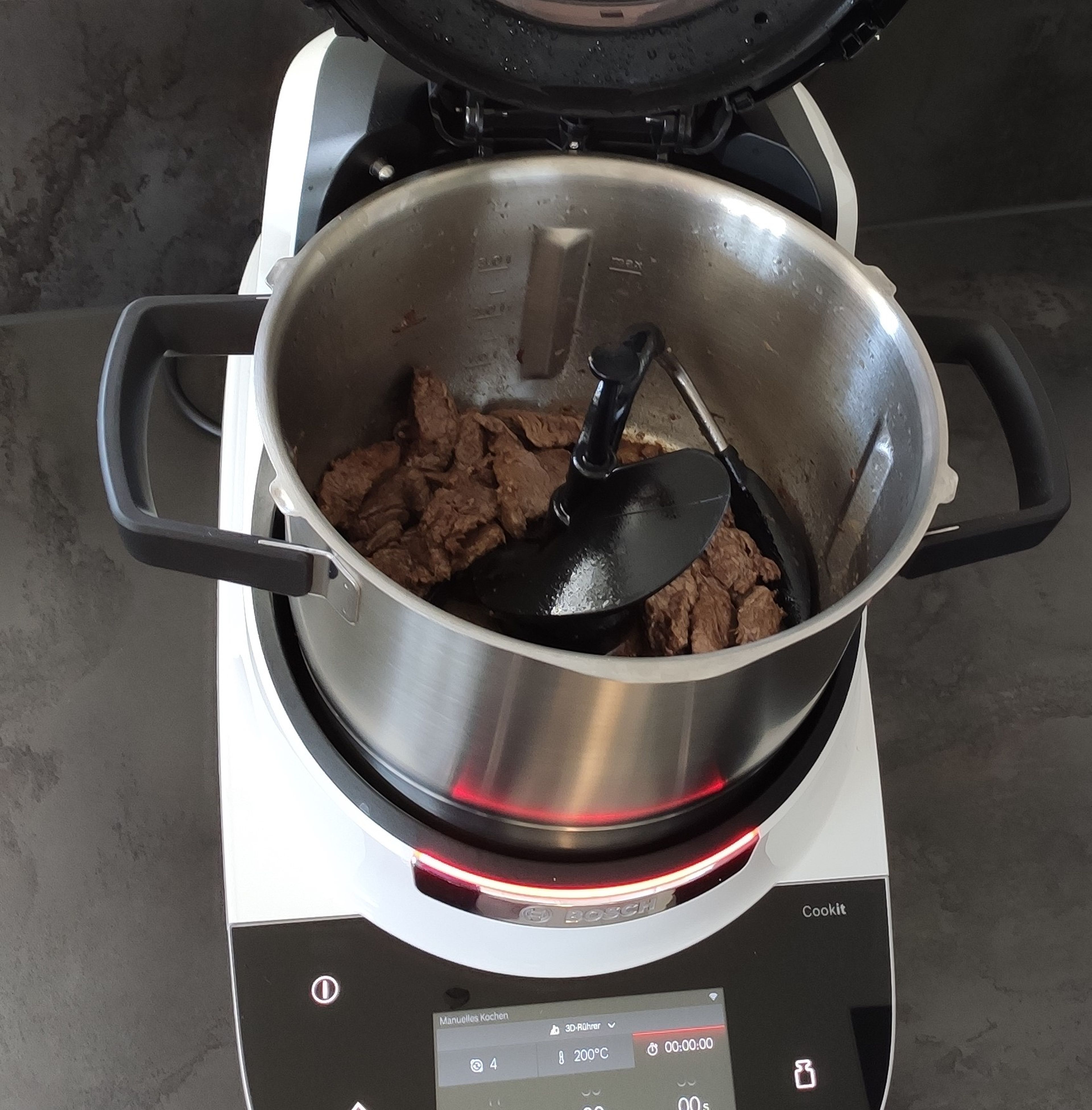 Cookit 3D-Rührer einsetzen. Öl in den Topf geben und 4 Min. bei geschlossenem Deckel mit Messbecher auf 200°C erhitzen (3D-Rührer | 200 Grad | 4 Min.). Anschließend Fleisch hinzugeben und 5 Minuten mit dem Cookit 3D-Rührer anbraten (3D-Rührer | Stufe 4 | 200 Grad | 5 Min.) anschließend das Fleisch umfüllen.