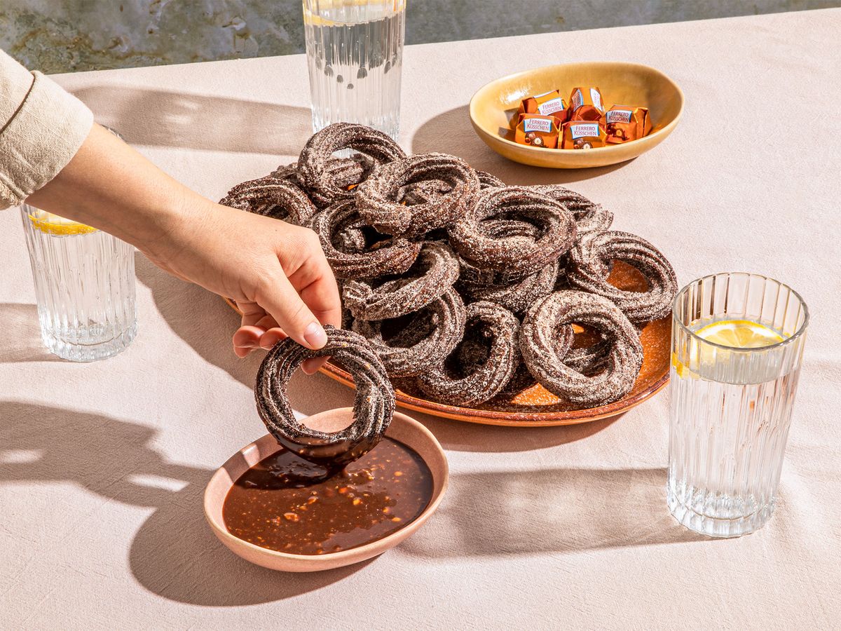 Schoko-Churros mit Ferrero Küsschen | Rezept | Kitchen Stories