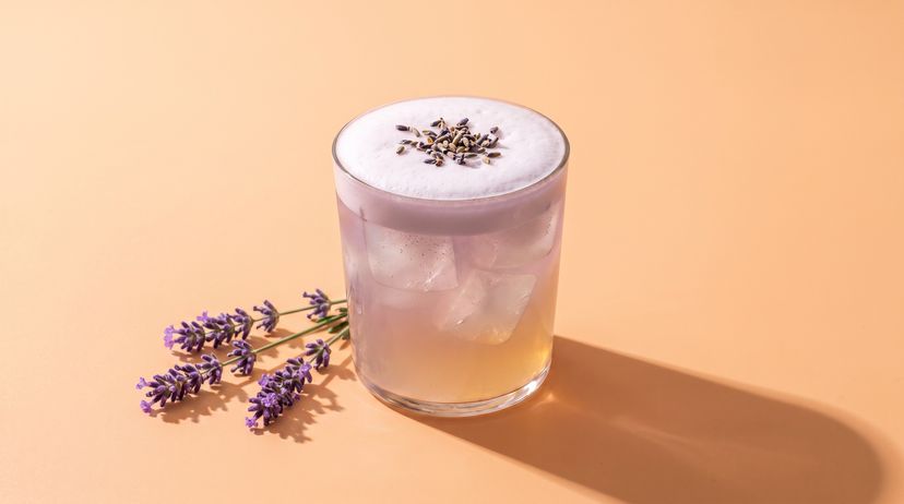 Lavender Sour: So mixt du den floralen Gin-Cocktail ganz einfach zu Hause