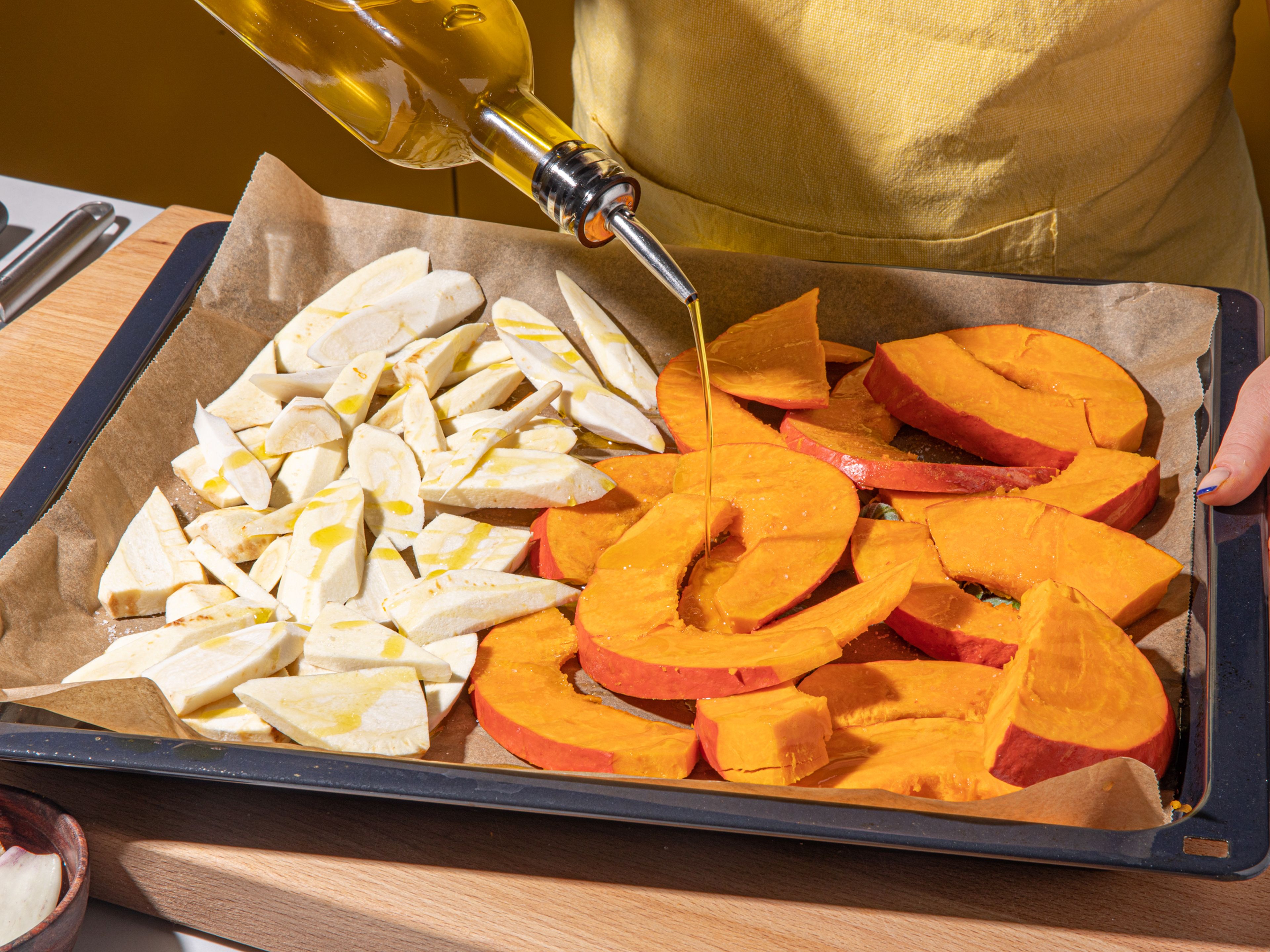 For the filling, preheat the oven to 200°C/400°F top/bottom heat. Remove the seeds from the pumpkin, then cut into wedges. Peel parsnips and slice. Spread sage on one half of a parchment-lined baking sheet, and place the pumpkin on top. Spread the parsnips on the other side, season with salt and drizzle with olive oil. Bake in the preheated oven for approx. 40 min.