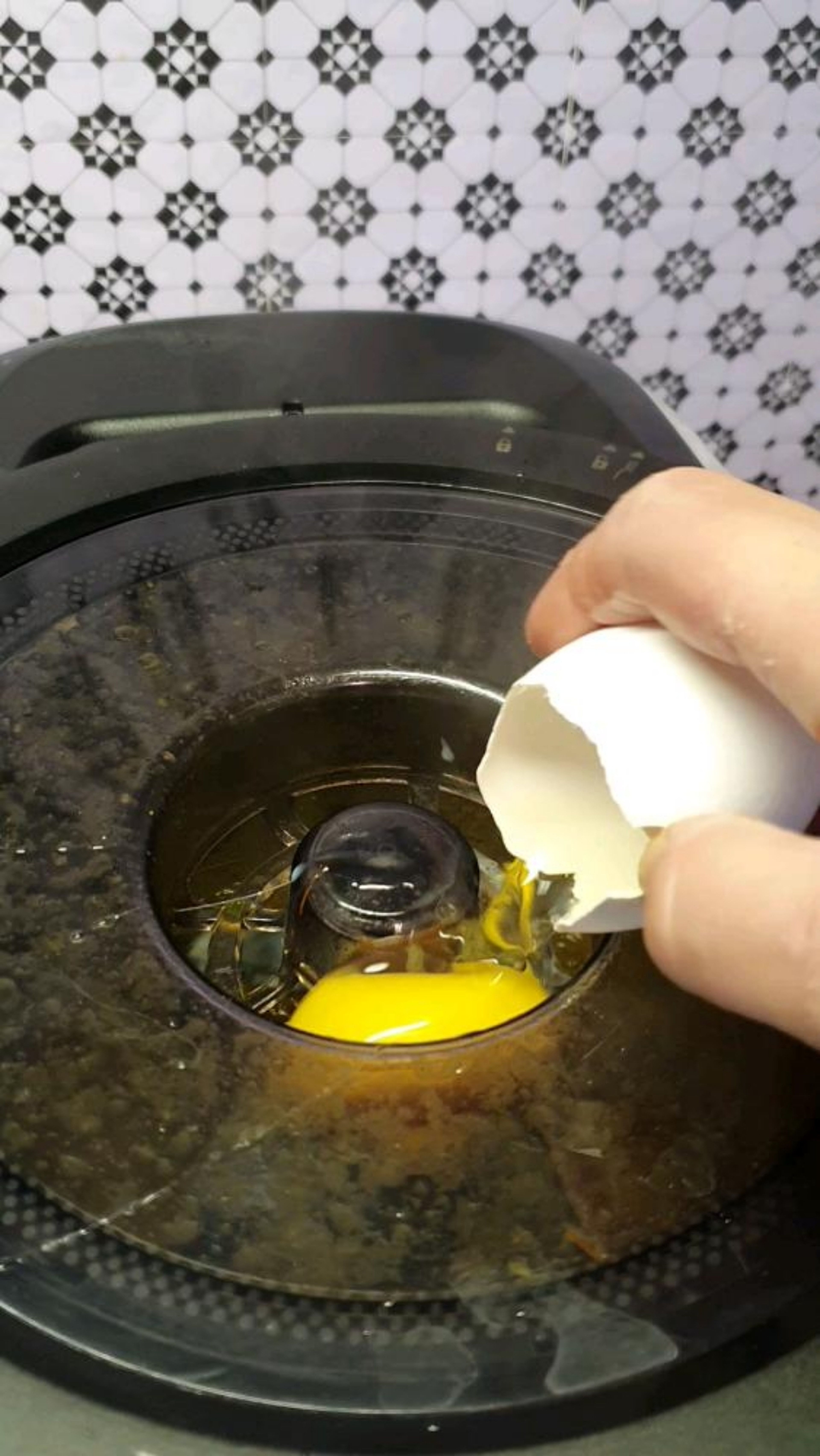 Temperatur reduzieren und nach die Eier durch die Deckelöffnung geben (3-D-Rührer | Stufe 6 | 100°C | 5 Minuten).