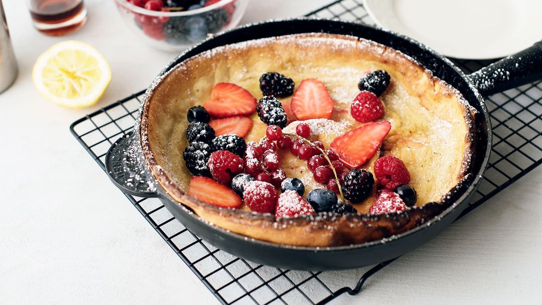 Pfannkuchen aus dem Ofen mit Beeren