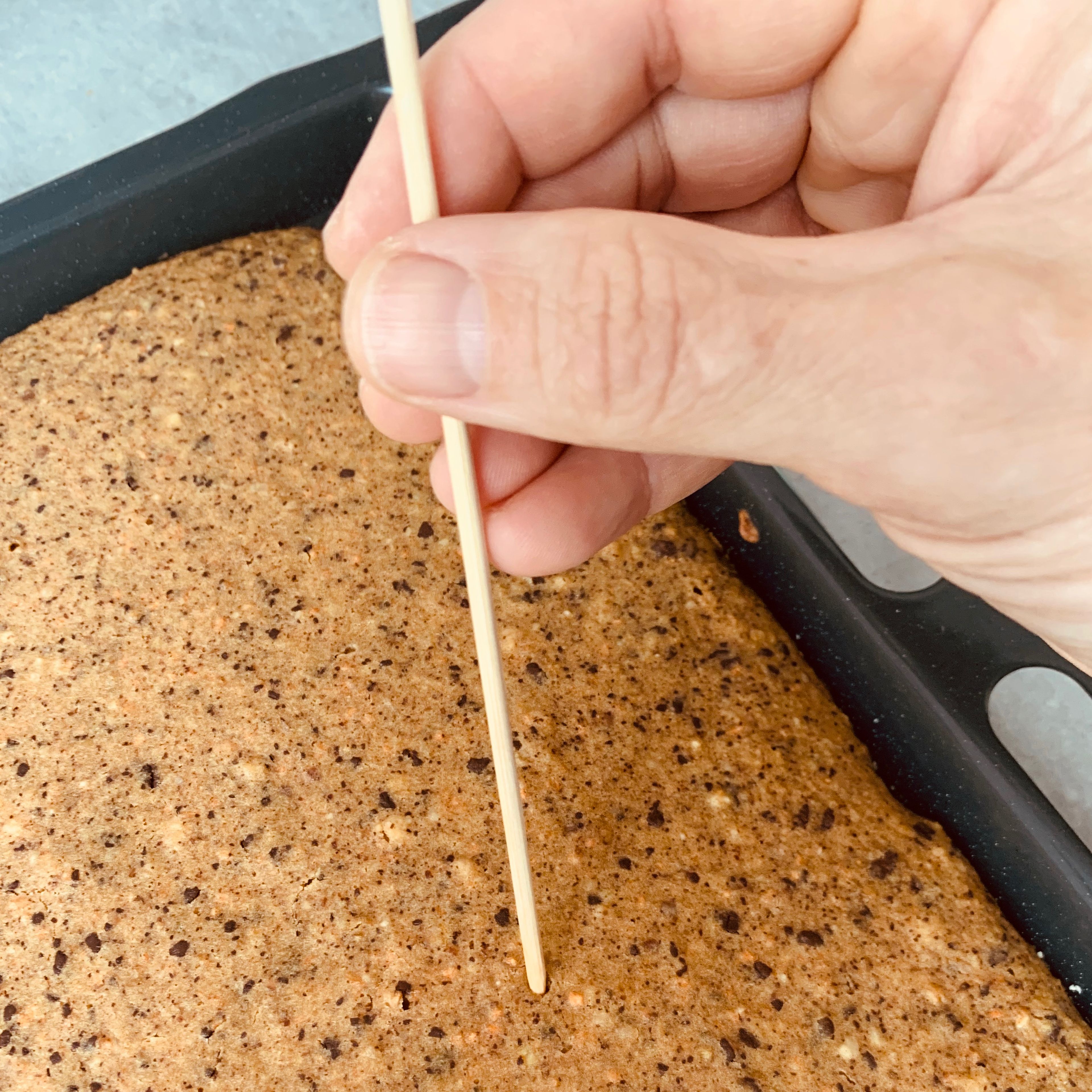 Mit Holzspieß prüfen ob der Schoko Traum durch ist. Fertigen Kuchen abkühlen lassen.