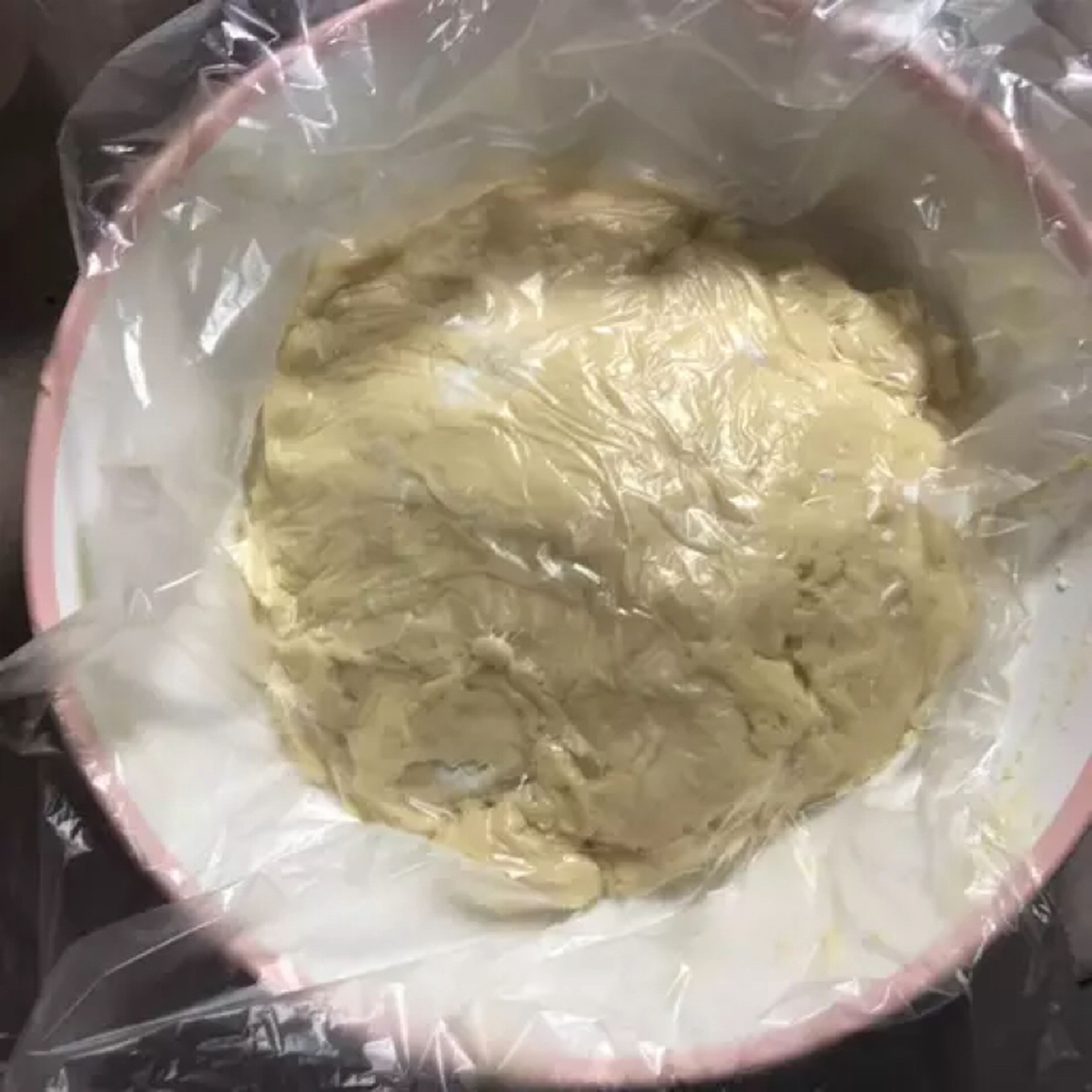 Then add the flour little by little and mix until the dough remains a little sticky. Cover the dough with a freezer bag and set aside for three hours. After resting, the stickiness of the dough becomes very low.