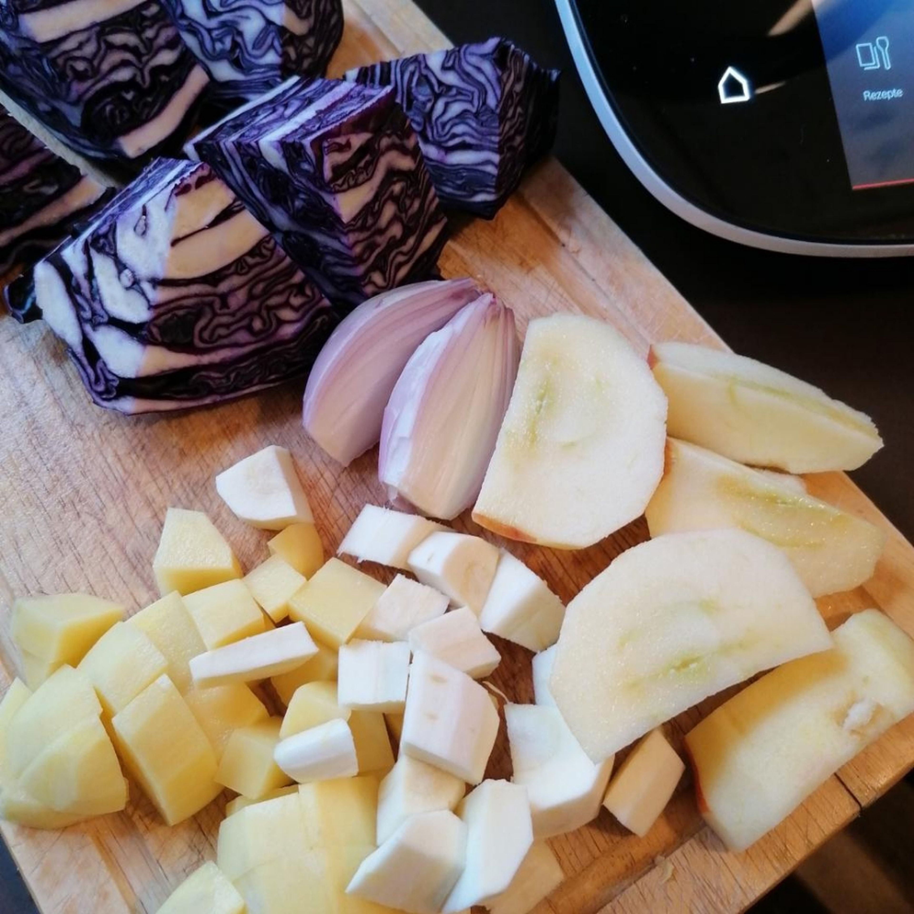 Vom Rotkohl den Strunk entfernen und in grobe Stücke schneiden. Apfel, Kartoffel und Pastinake schälen. Apfel vierteln und entkernen, Pastinake + Kartoffel in Würfel schneiden. Schalotte schälen und halbieren.