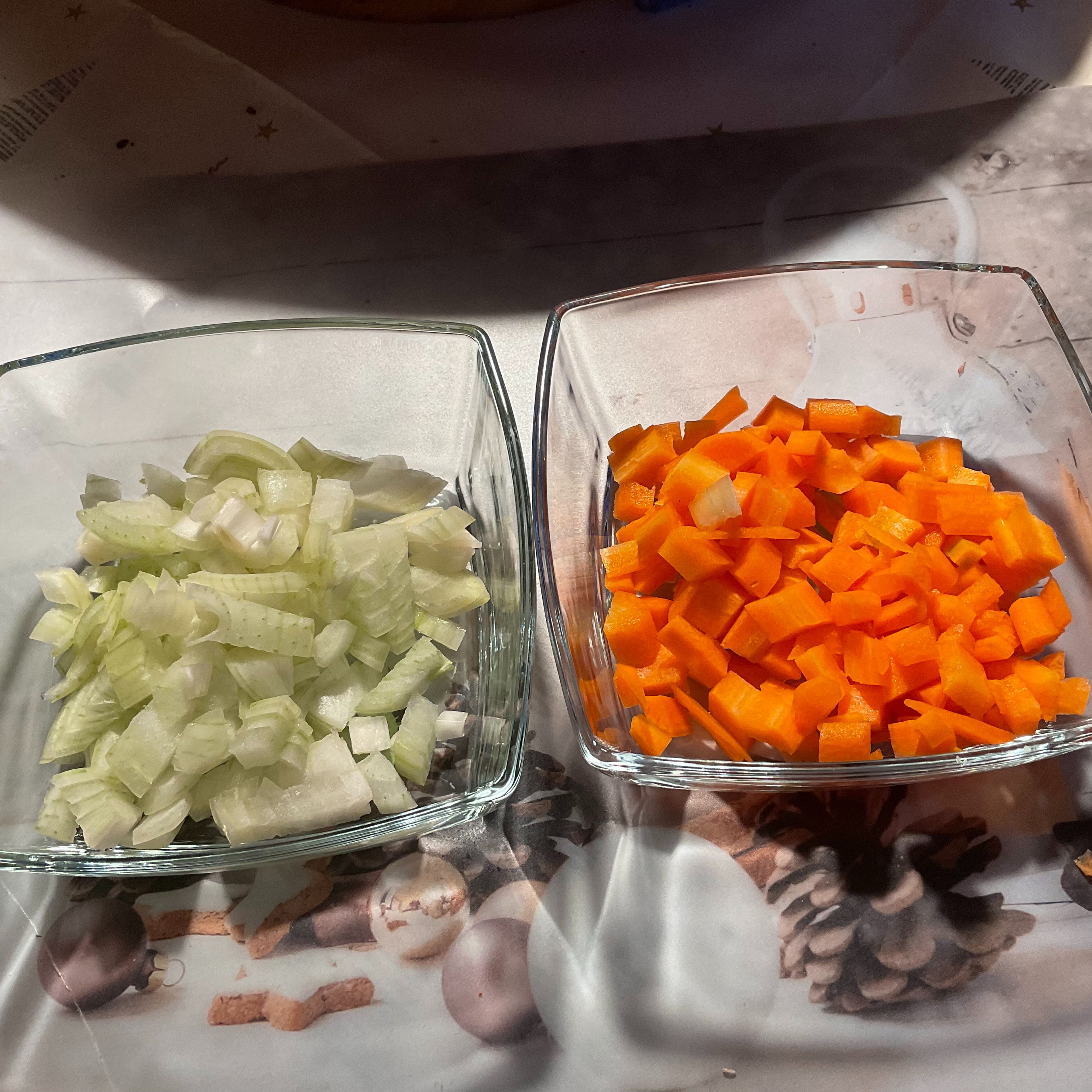Zwischenzeitlich schäle und putze ich die Karotten und Zwiebeln und würfele sie in kleine Stücke.