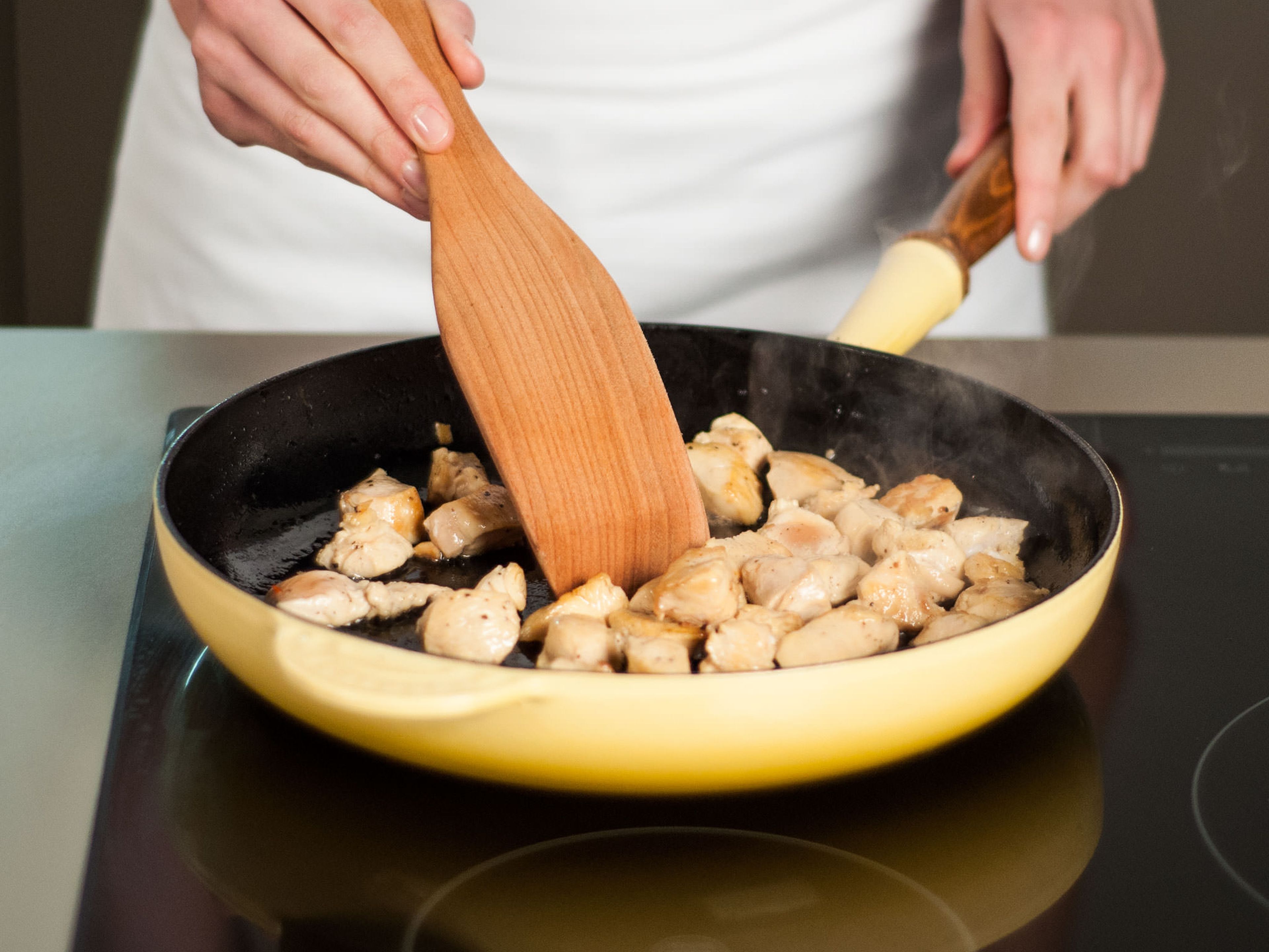 In einer Pfanne Hähnchen in etwas Pflanzenöl bei mittlerer Hitze ca. 7 – 10 Min. anbraten, bis es gebräunt ist. Mit Salz und Pfeffer abschmecken. Beiseitestellen und abkühlen lassen.