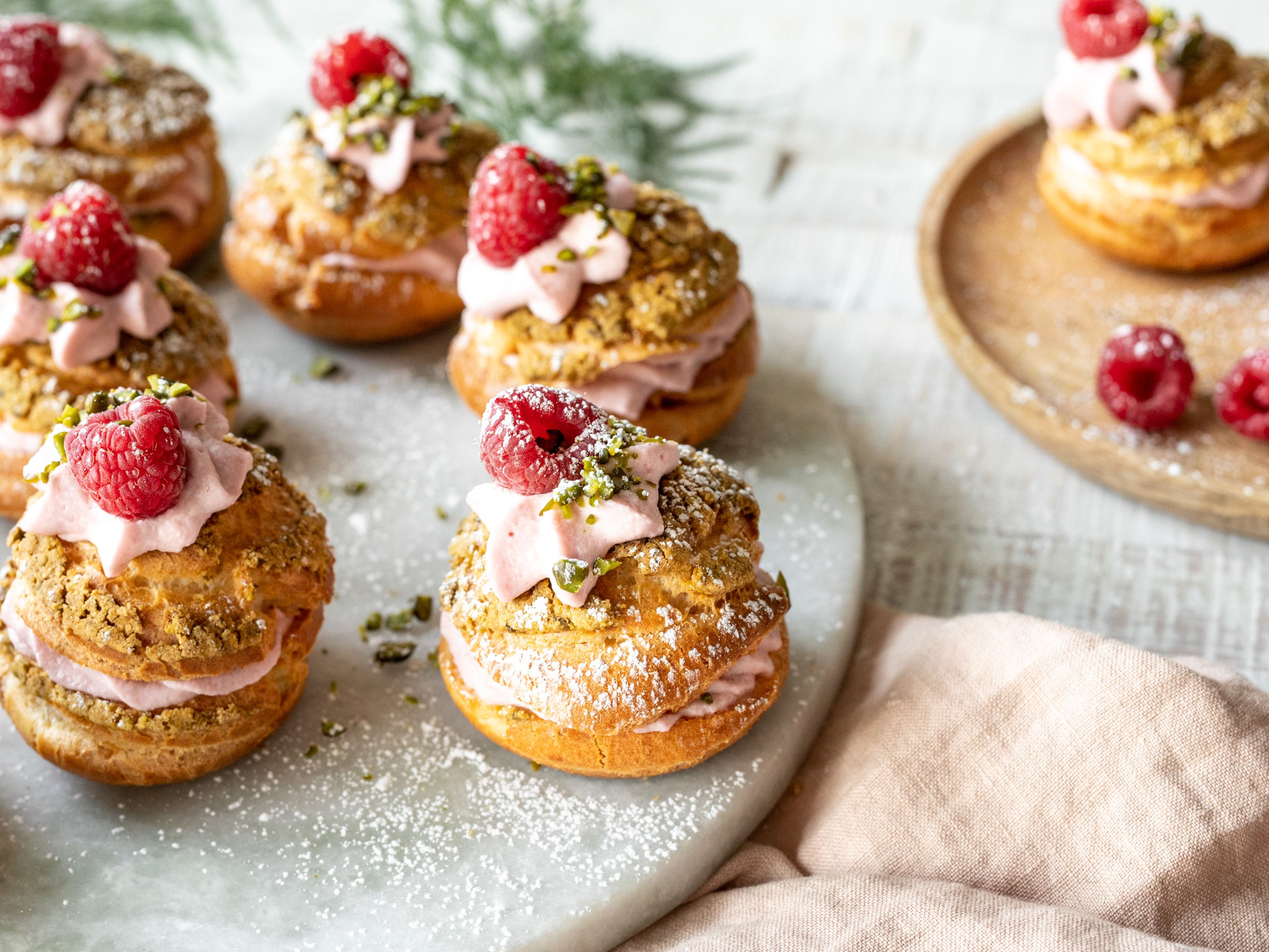 Windbeutel mit Himbeeren und Pistazien