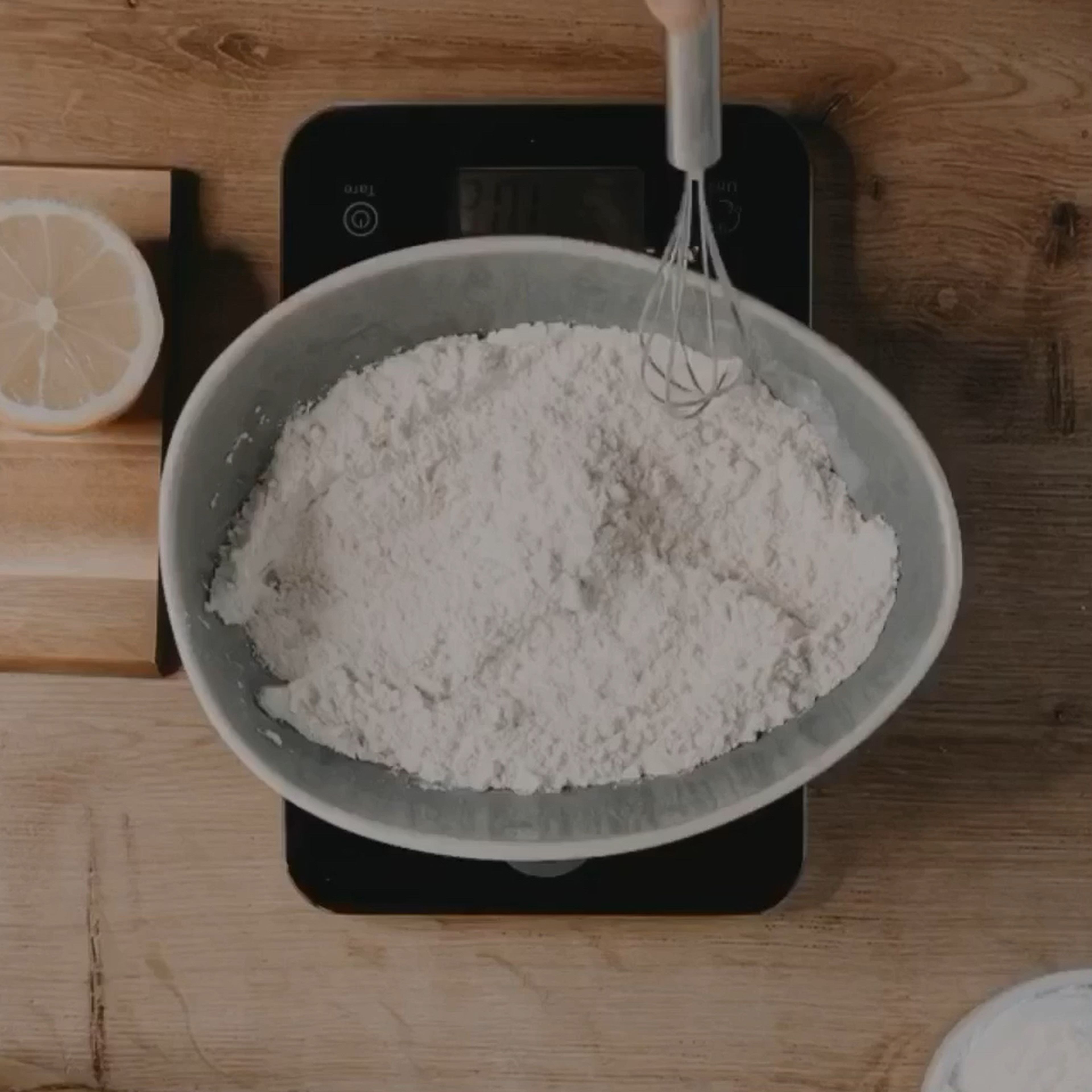 Wasser, Zitronensaft und Magerquark dazugeben.